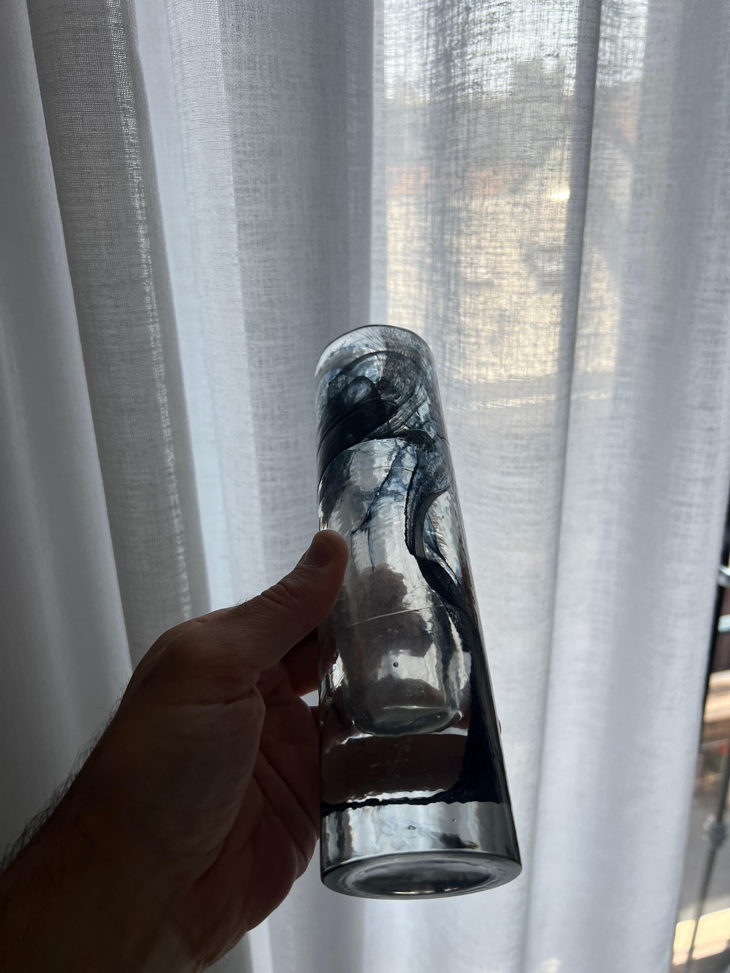 Vetro di Murano Vaso italiano alto e massiccio d'epoca in vetro di Murano trasparente con decorazioni simili all'inchiostro in vendita