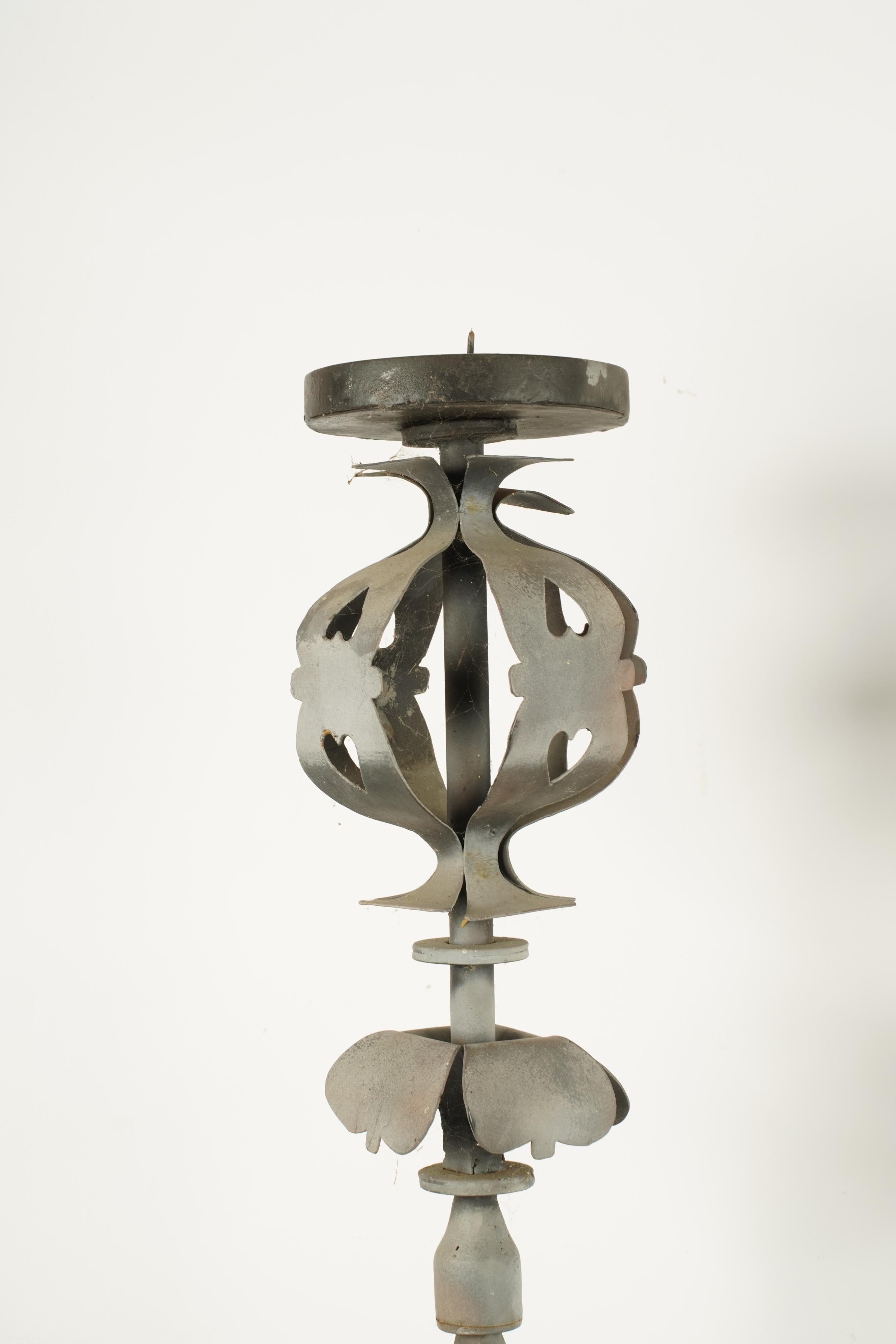 Candelieri alti in ferro in stile barocco, una coppia. Ferro verniciato.

Dimensioni: 
37 x 14 x 14 in. (94 x 35.6 x 35.6 cm.)
Dimensioni approssimative del portacandela: diametro di 5,1