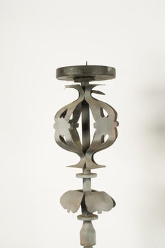 Pareja de candelabros altos de hierro de estilo barroco.