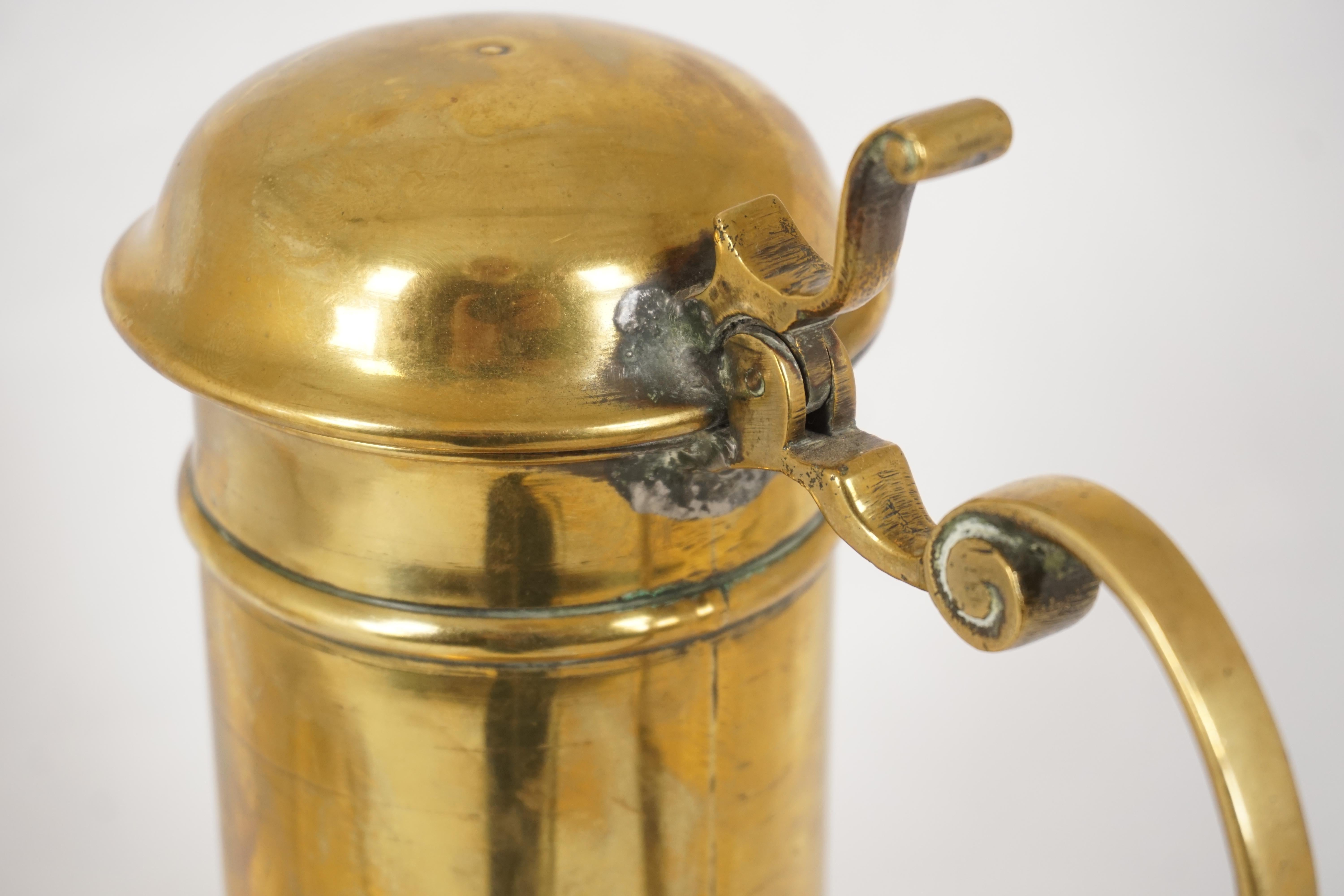 Vintage Tall Brass Tankard with Lid, England, 1930, H621 In Good Condition In Vancouver, BC