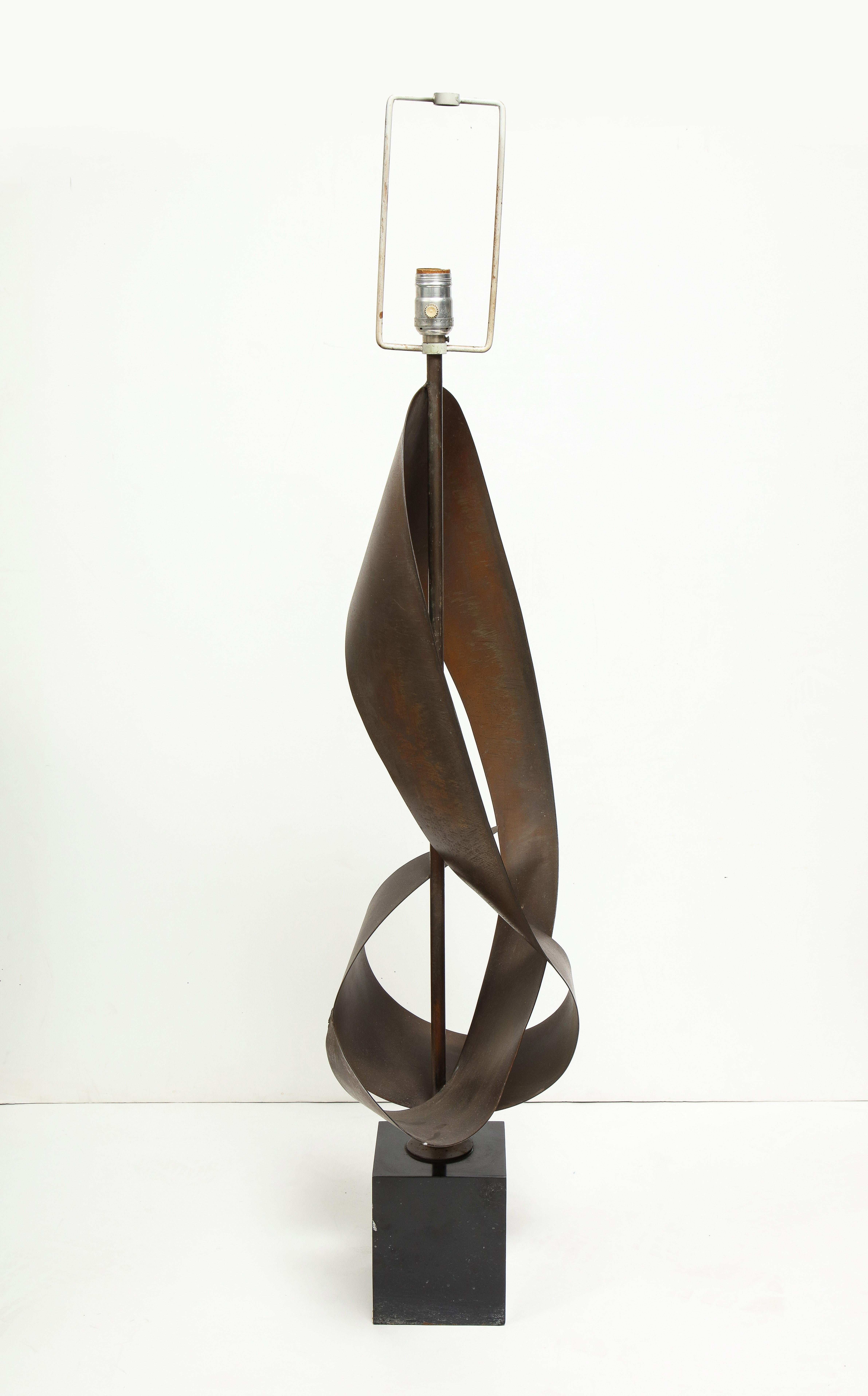 Vintage Tall Brutalist Metal Ribbon Lamp In Good Condition In New York, NY