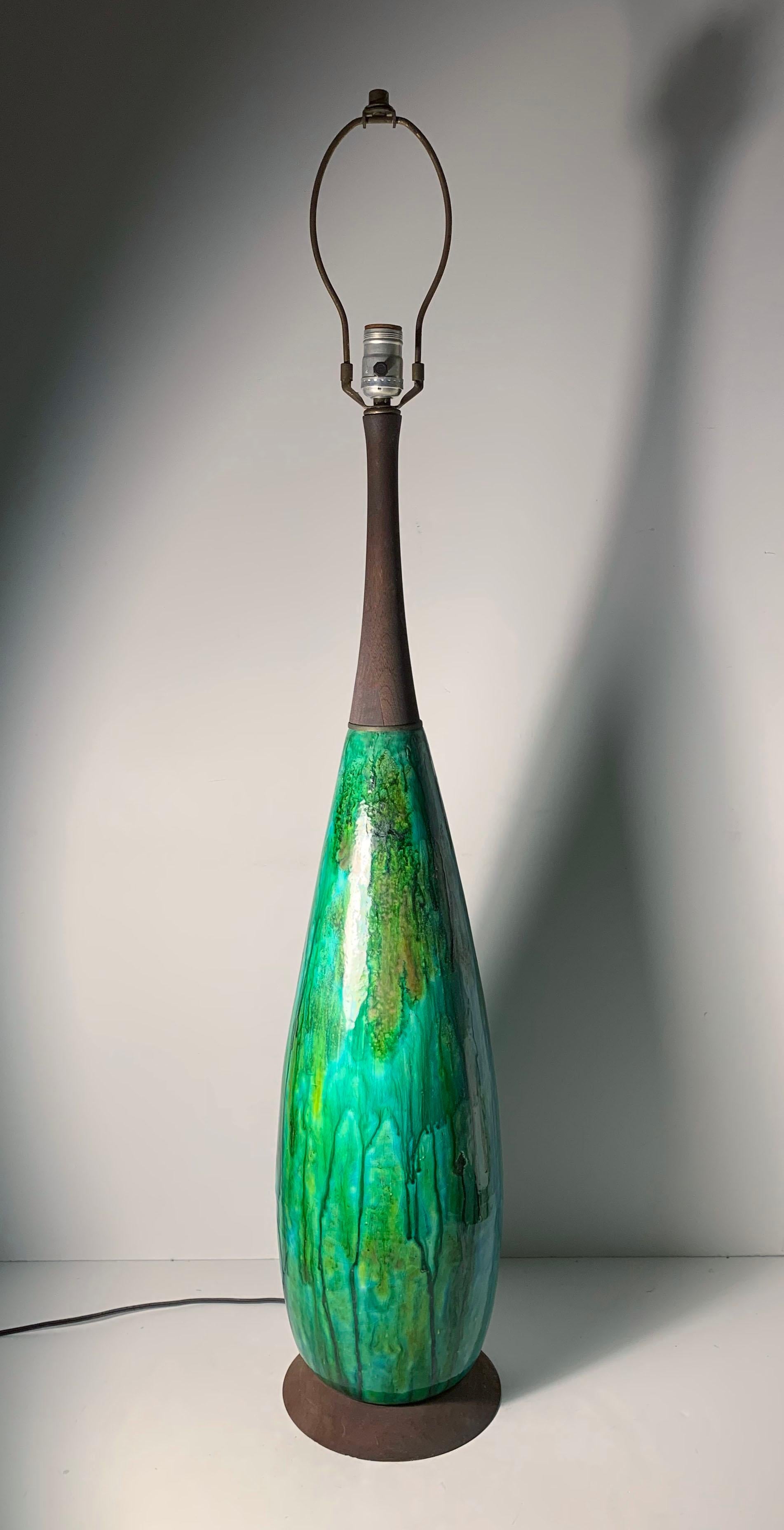 Lampe vintage en céramique de forme moderne danoise. incertain pour le designer et le fabricant.  La céramique est de style très italien, avec une glaçure semblable à celle de Fantoni ou de Bitossi.

Même période que Gordon Martz. 