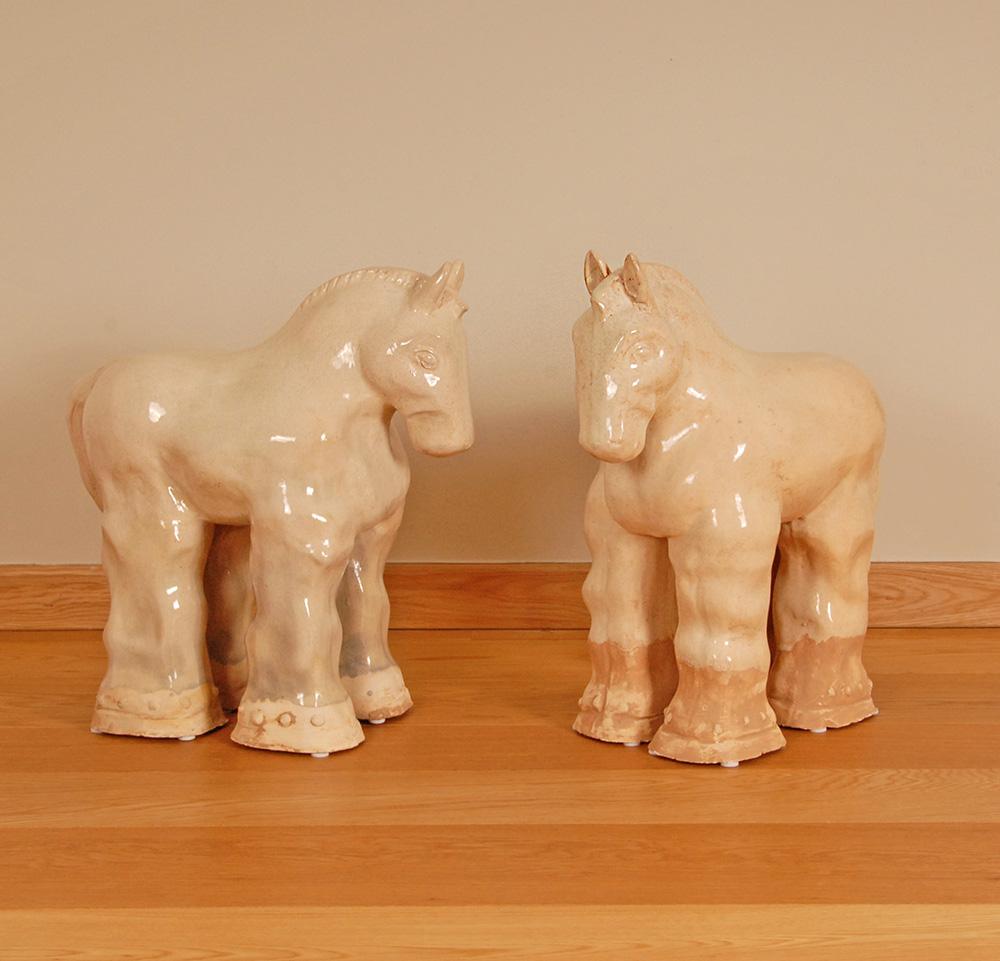 Italiano Cavallo alto in ceramica Vintage Sculture in ceramica smaltata Figure fatte a mano in terracotta in vendita