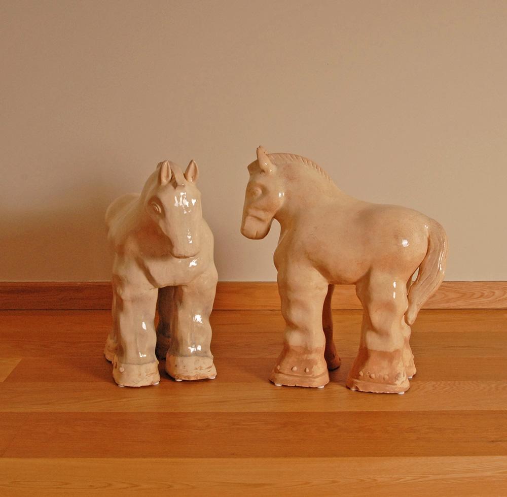 XX secolo Cavallo alto in ceramica Vintage Sculture in ceramica smaltata Figure fatte a mano in terracotta in vendita