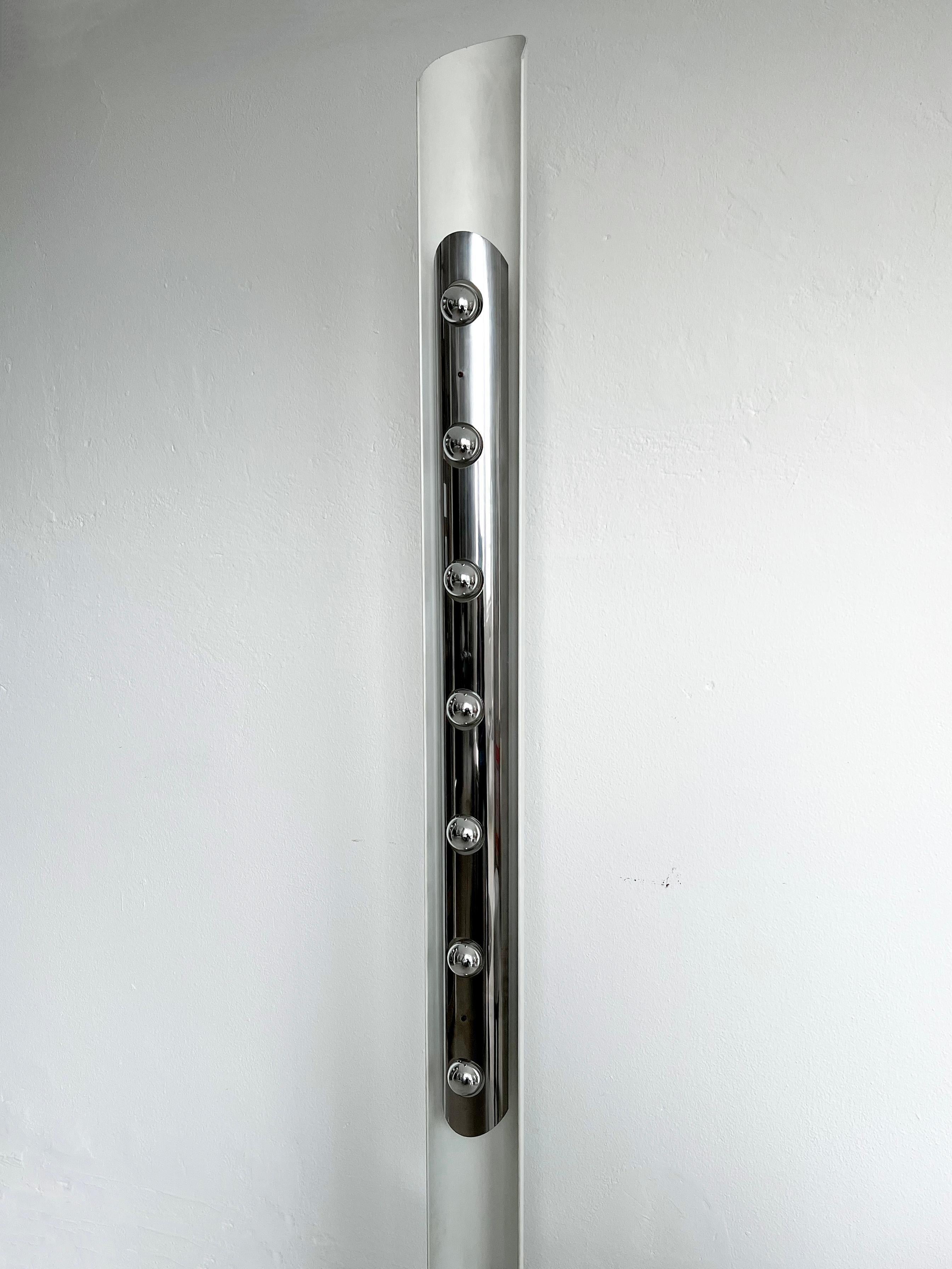 Space Age Floor Lamp, Chromed Metal, Totem, Collectible Light Sculpture In Good Condition For Sale In Milan, IT