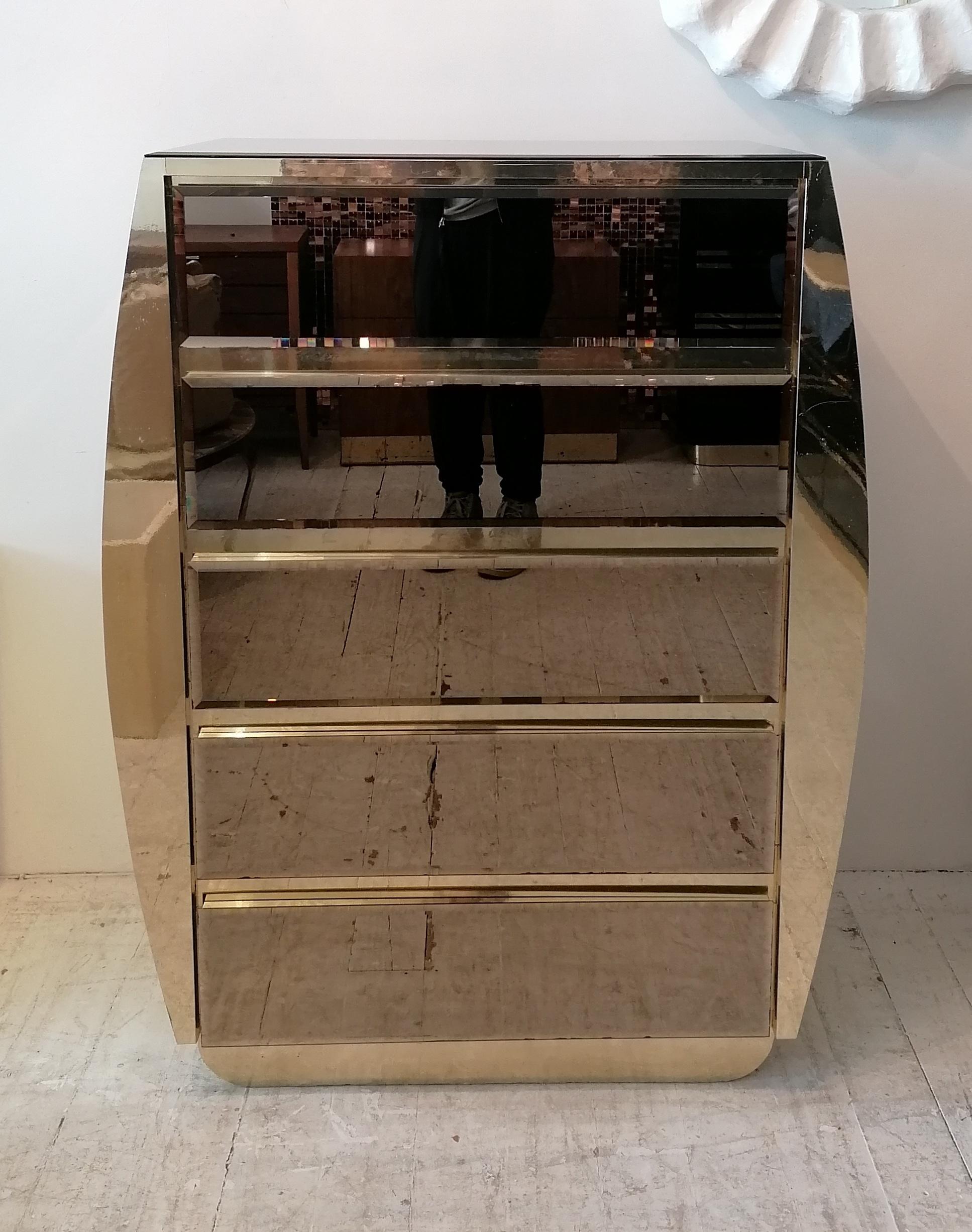 Großer Schrank mit geschwungenen Schubladen von Ello Furniture, USA 1980er Jahre. Abgeschrägte Bronze Spiegel Glas Schubladen und oben; Gold Metall Seiten & Sockel.
Dies hat einen spürbaren Bereich der Abnutzung auf der rechten gebogenen Goldmetall
