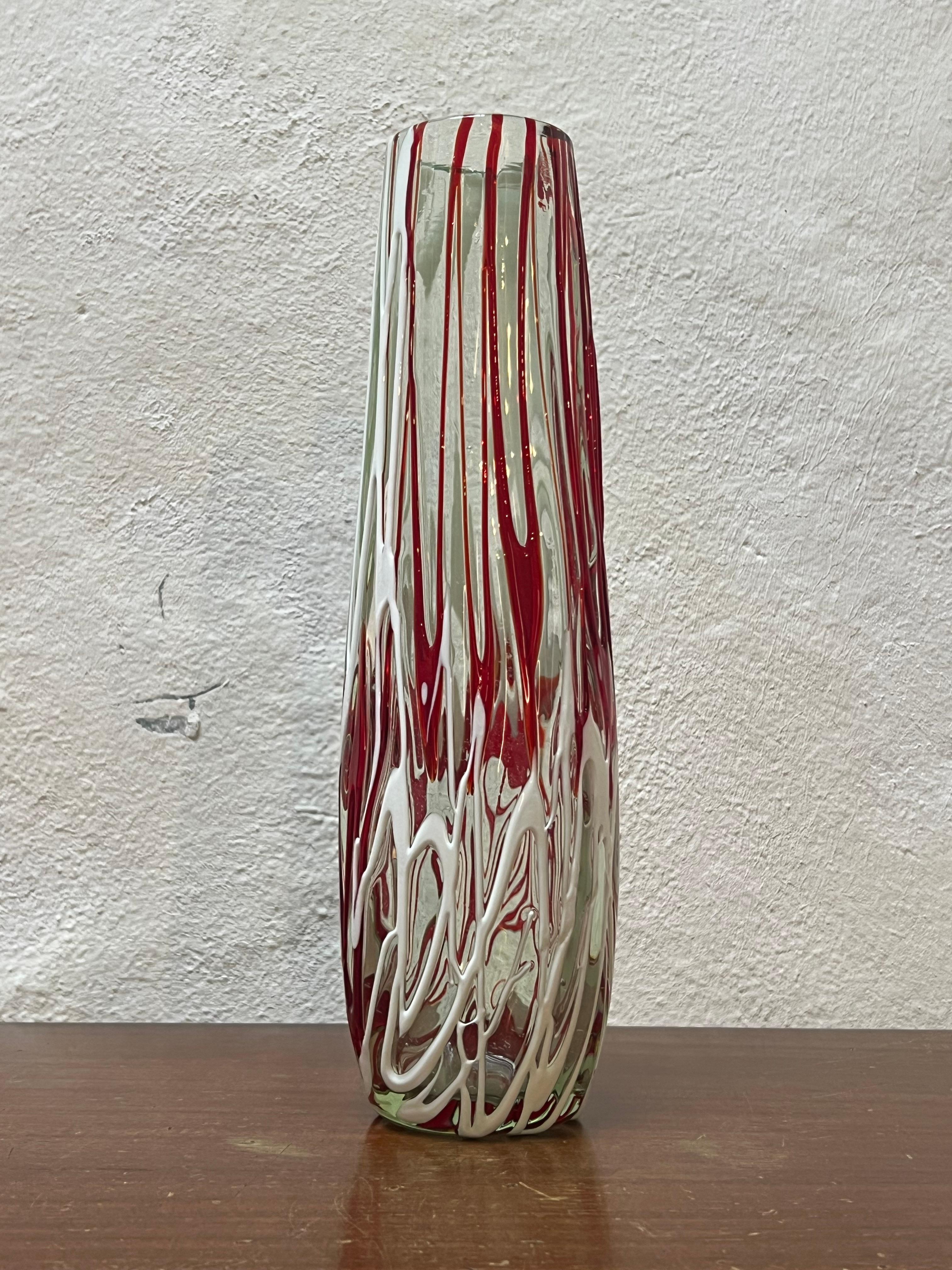 Große Vintage-Glasvase, rot und weiß filigran, Couchtisch, dekorativ, Vintage im Zustand „Gut“ in Milano, IT