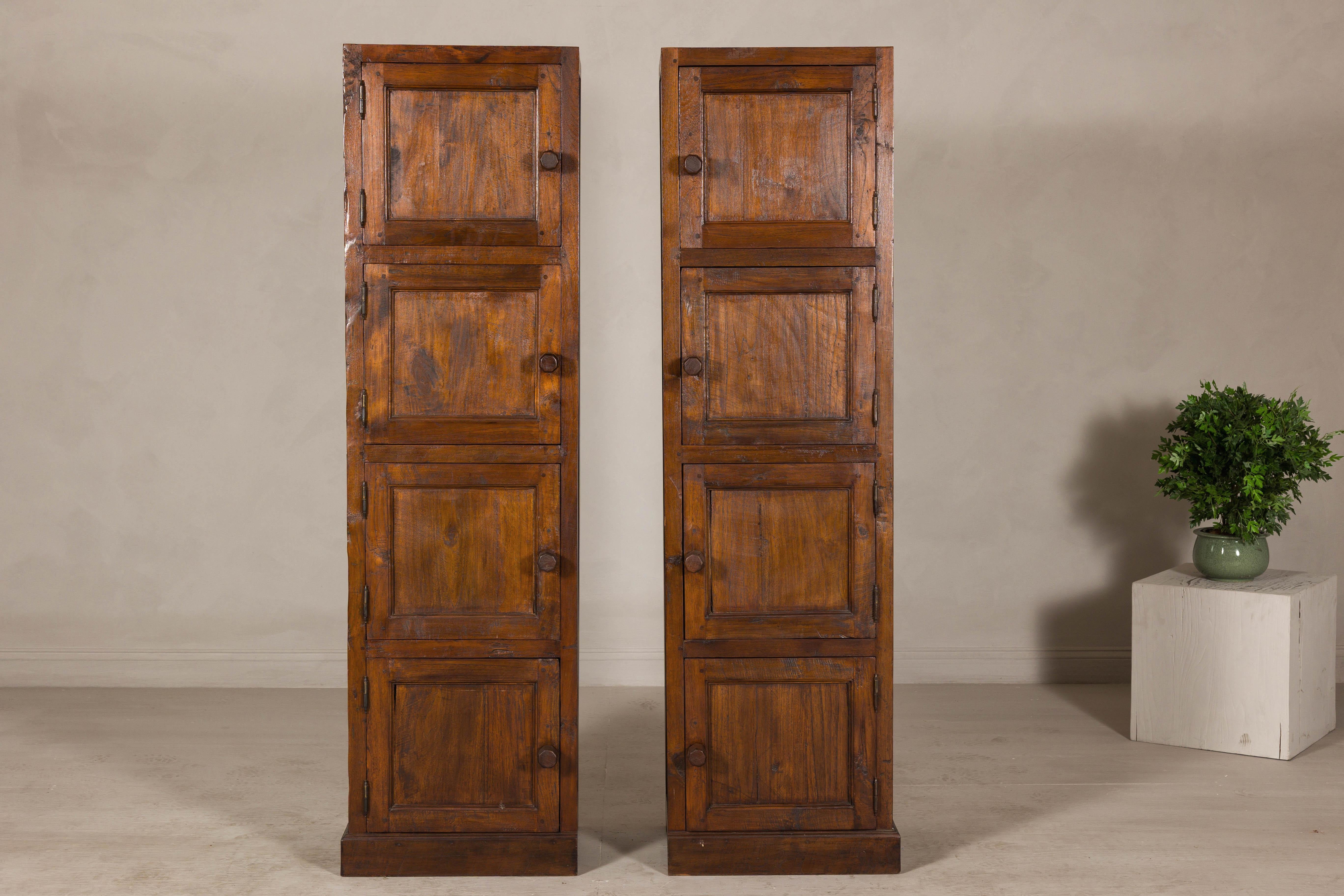 Armadi alti e stretti in teak d'epoca - Un mobile unico con patina invecchiata in vendita 4