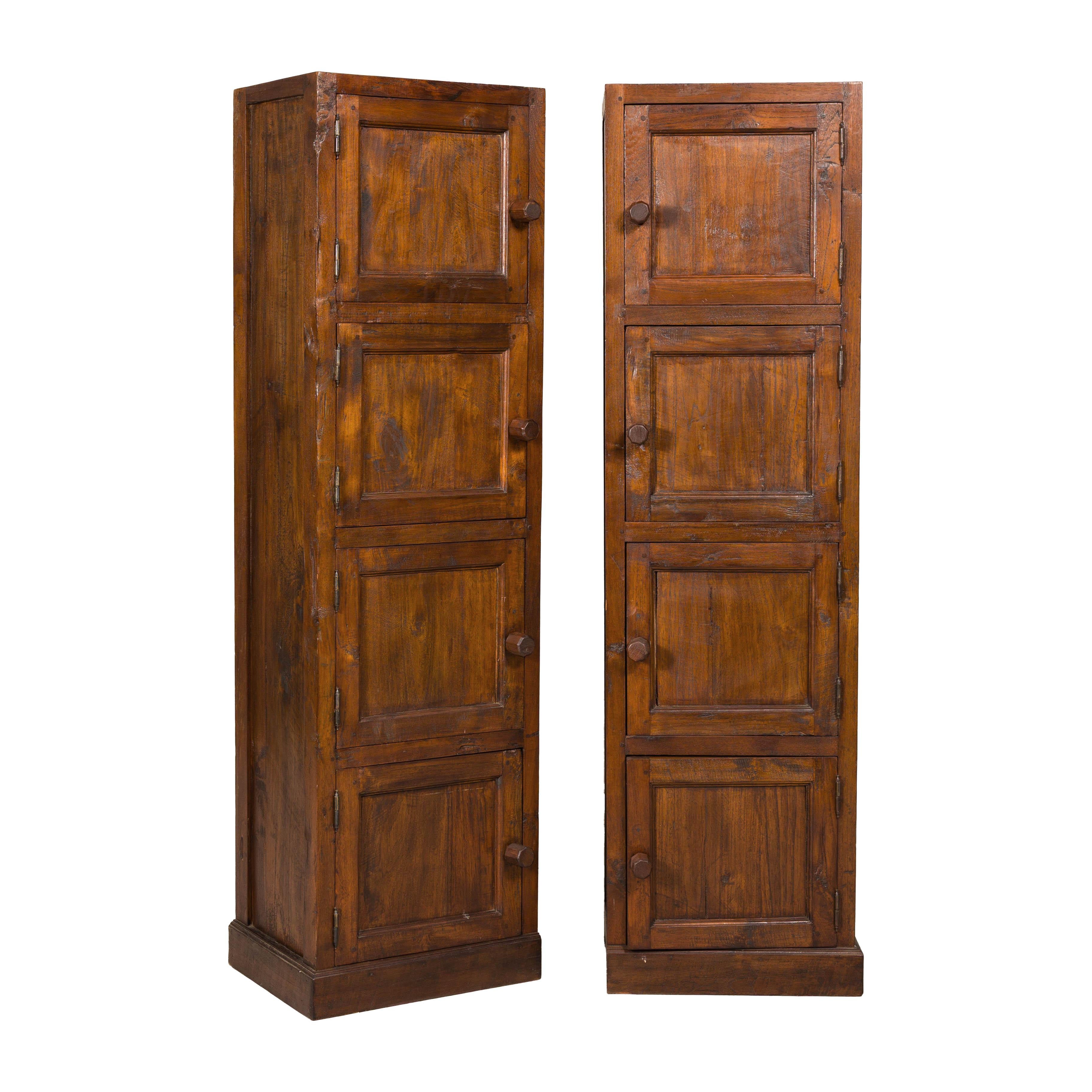 Armadi alti e stretti in teak d'epoca - Un mobile unico con patina invecchiata in vendita 5