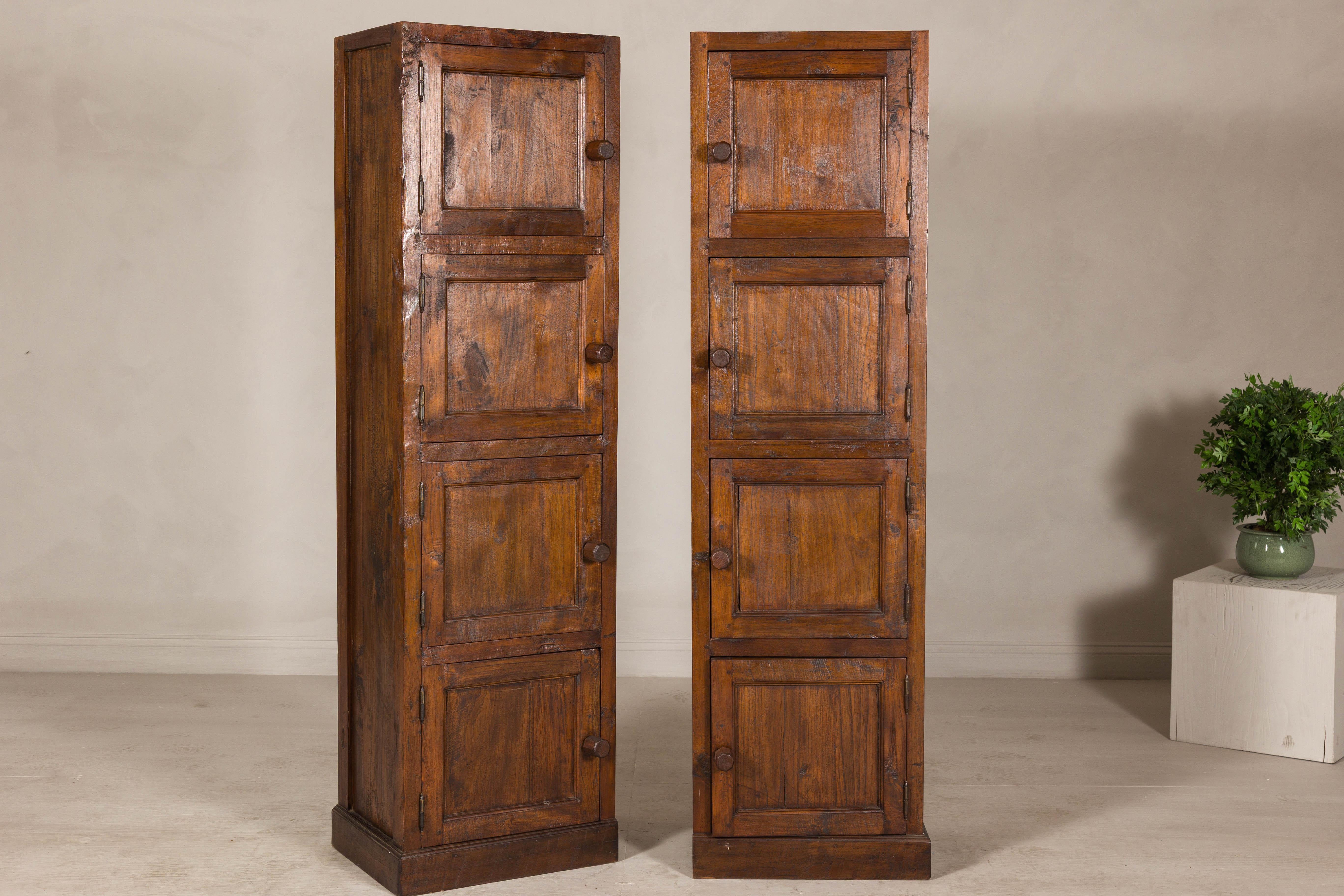 Indonesiano Armadi alti e stretti in teak d'epoca - Un mobile unico con patina invecchiata in vendita