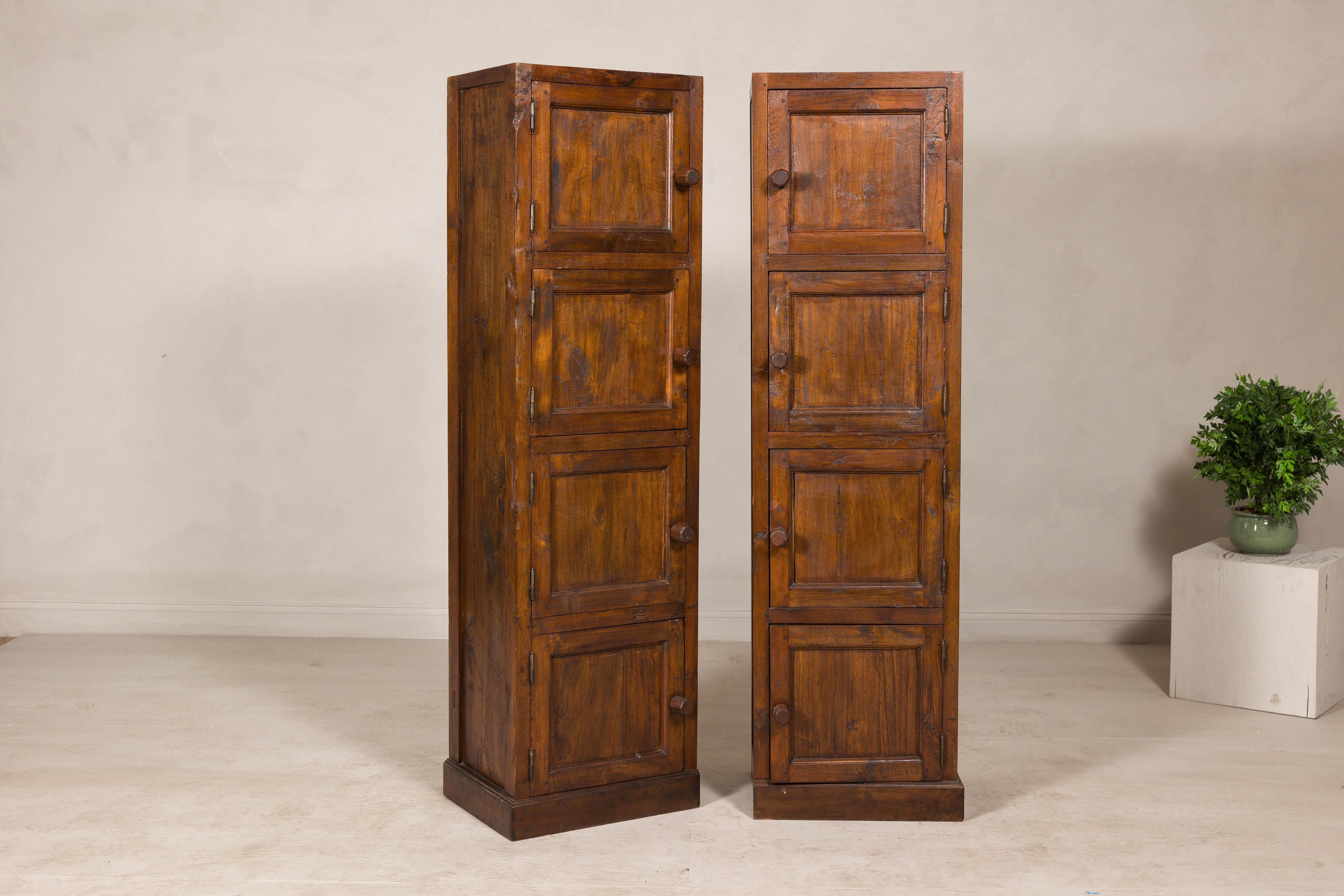 Armadi alti e stretti in teak d'epoca - Un mobile unico con patina invecchiata In condizioni buone in vendita a Yonkers, NY