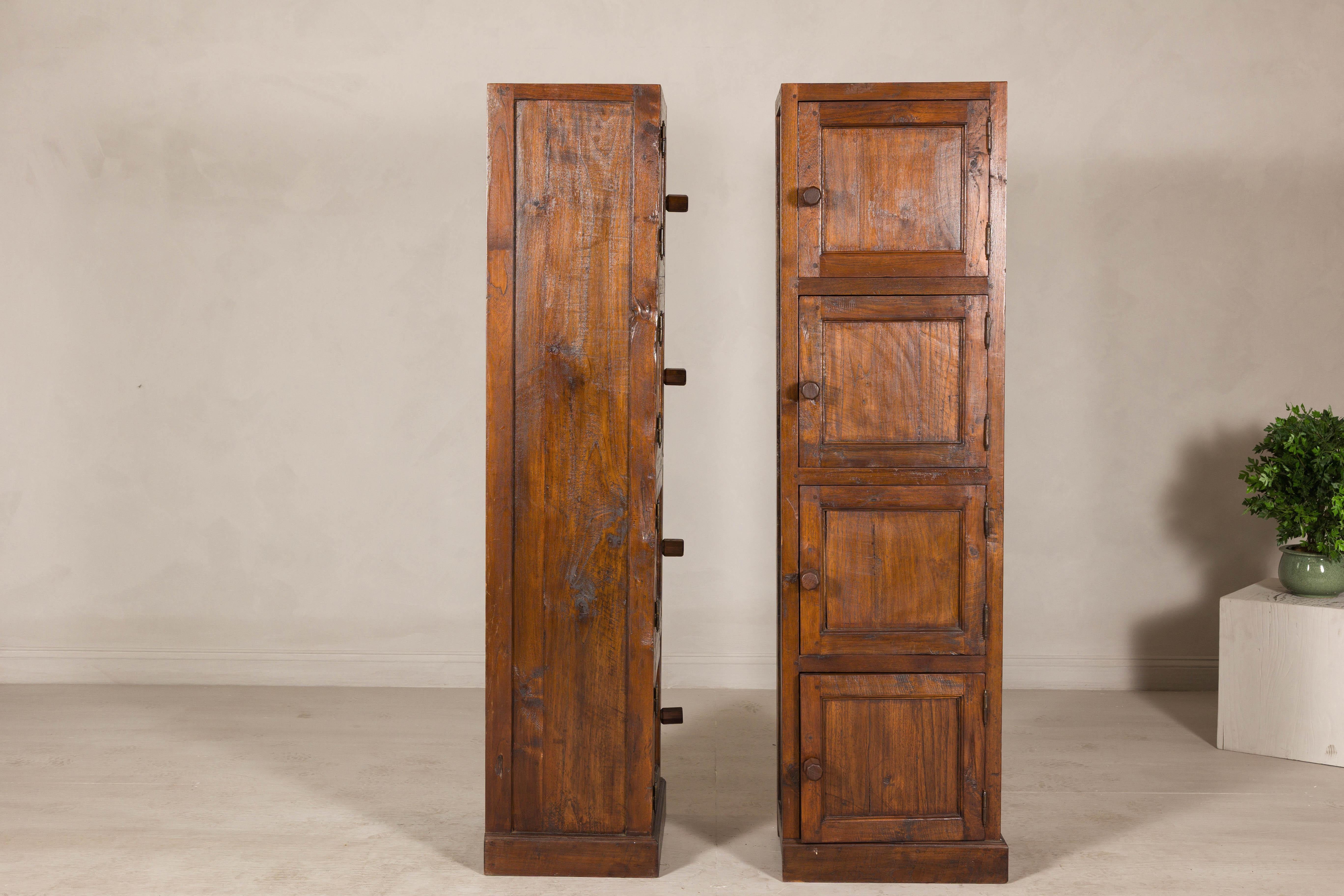 XX secolo Armadi alti e stretti in teak d'epoca - Un mobile unico con patina invecchiata in vendita