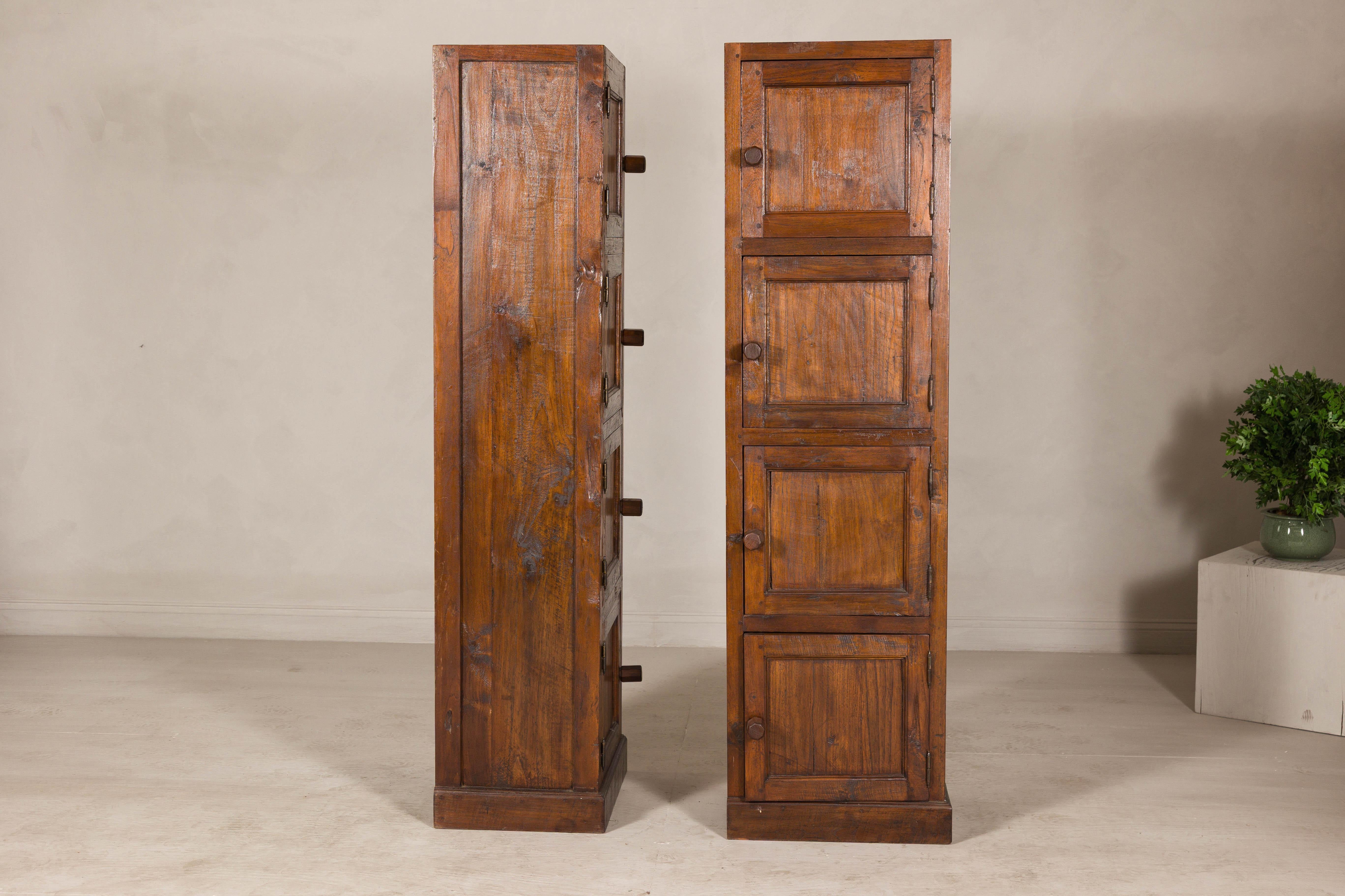 Teak Armadi alti e stretti in teak d'epoca - Un mobile unico con patina invecchiata in vendita