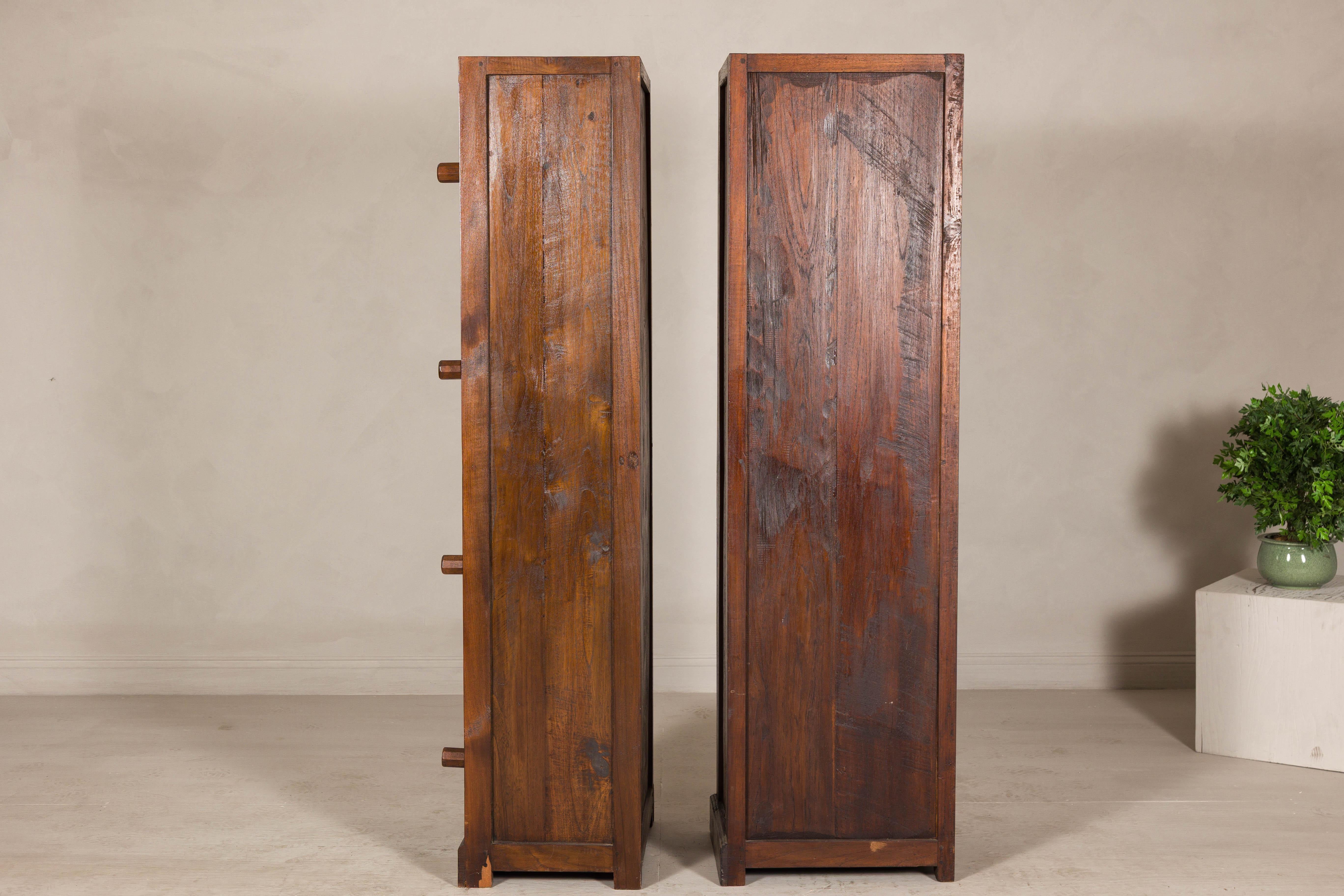 Armadi alti e stretti in teak d'epoca - Un mobile unico con patina invecchiata in vendita 2