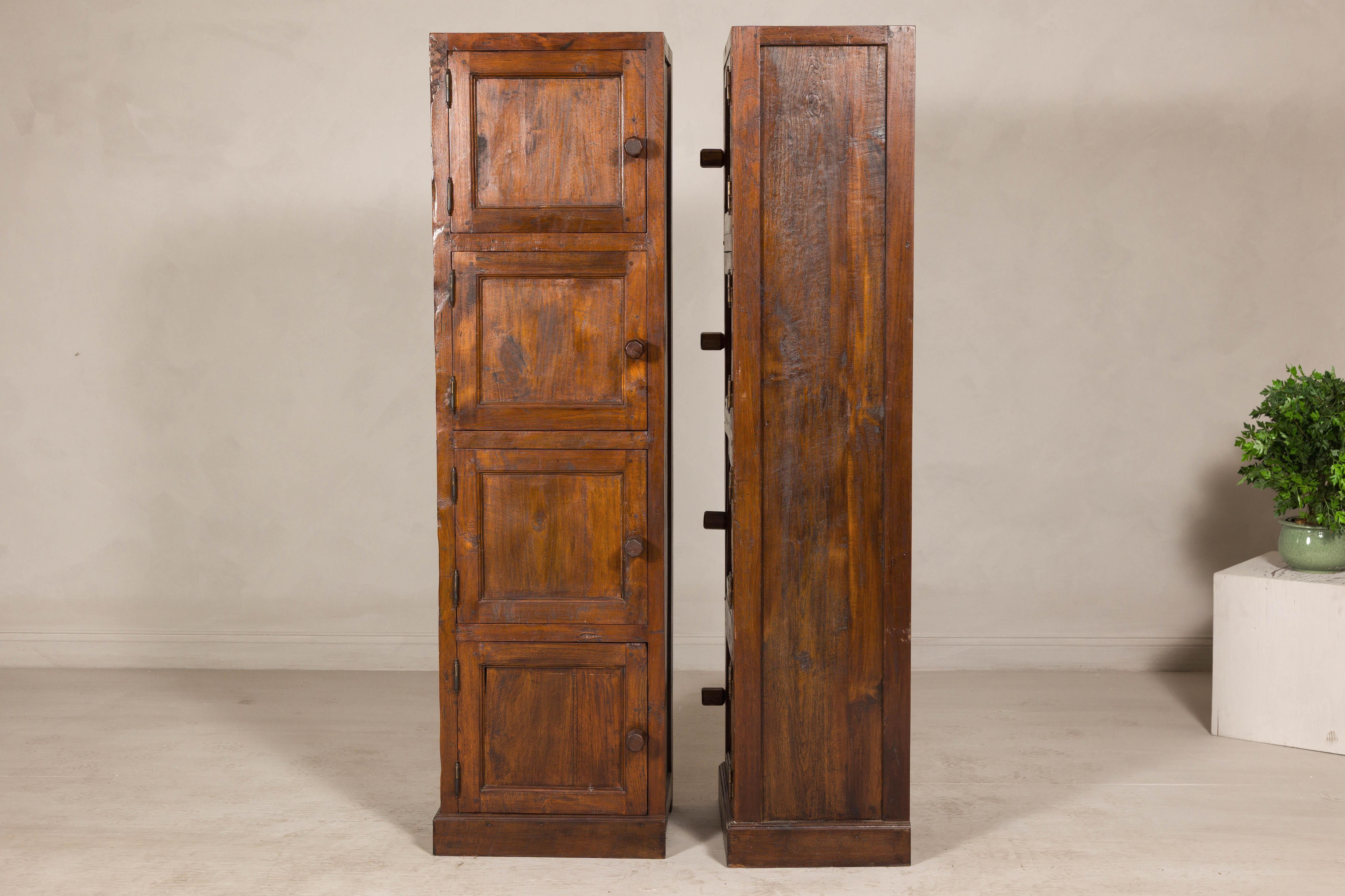 Armadi alti e stretti in teak d'epoca - Un mobile unico con patina invecchiata in vendita 3