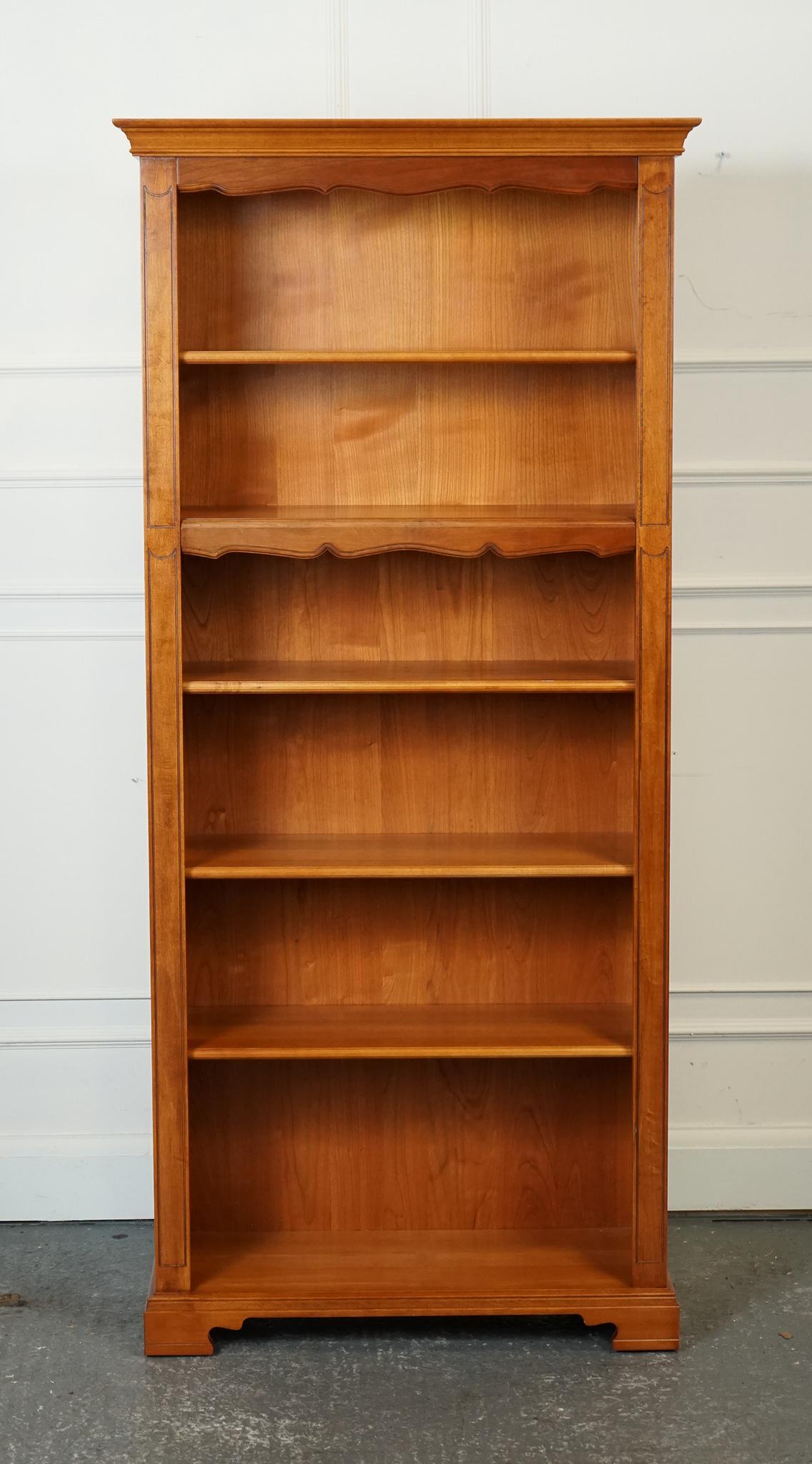 VINTAGE TALL OPEN SOLID BOOKCASE 5 SHELVES MADE BY YOUNGER FURNITURE LONDON j1 In Good Condition For Sale In Pulborough, GB