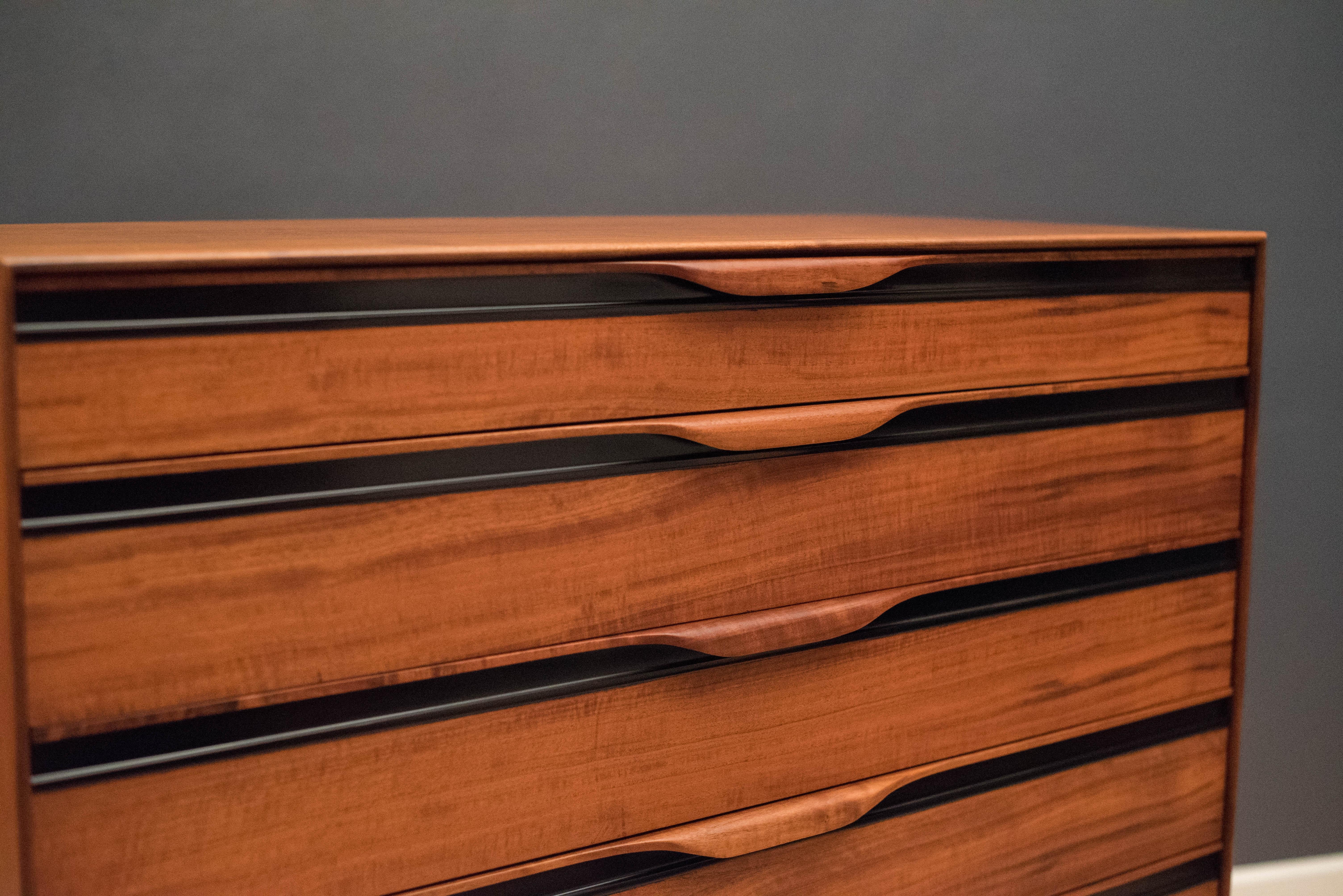 Vintage Tall Walnut Dresser by John Kapel for Glenn of California In Good Condition In San Jose, CA