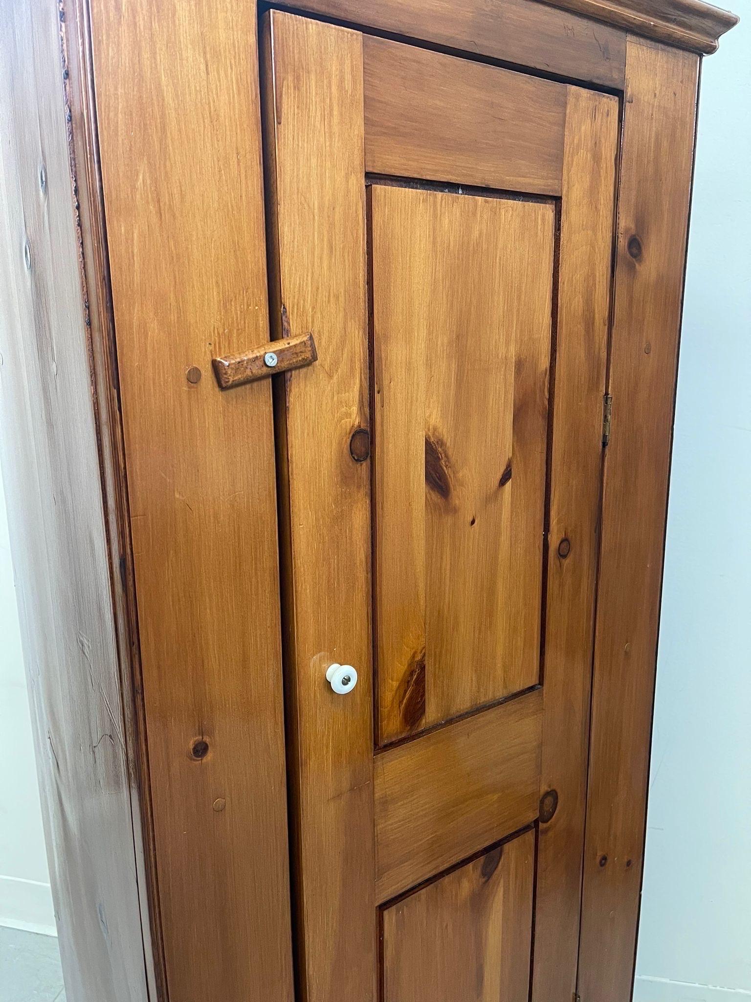 Hoher Holzschrank im Vintage-Stil. im Angebot 2