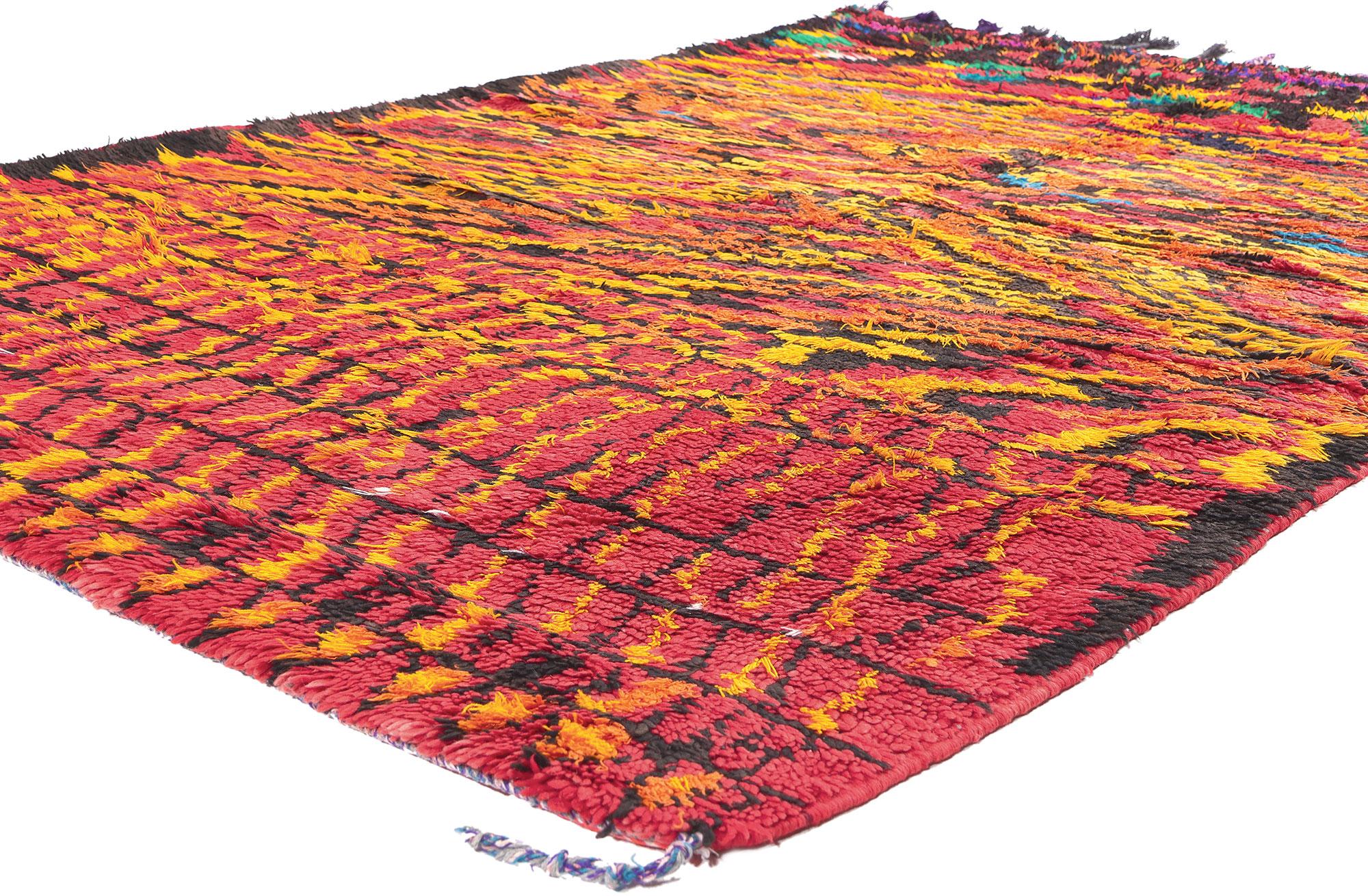 20403 Alfombra marroquí Vintage Talsint, 05'01 x 07'06.

Contempla el arte de esta alfombra marroquí vintage Talsint de lana anudada a mano, procedente de la región de Figuig, en el noreste de Marruecos, también conocida como Aït Bou Ichaouen. Se