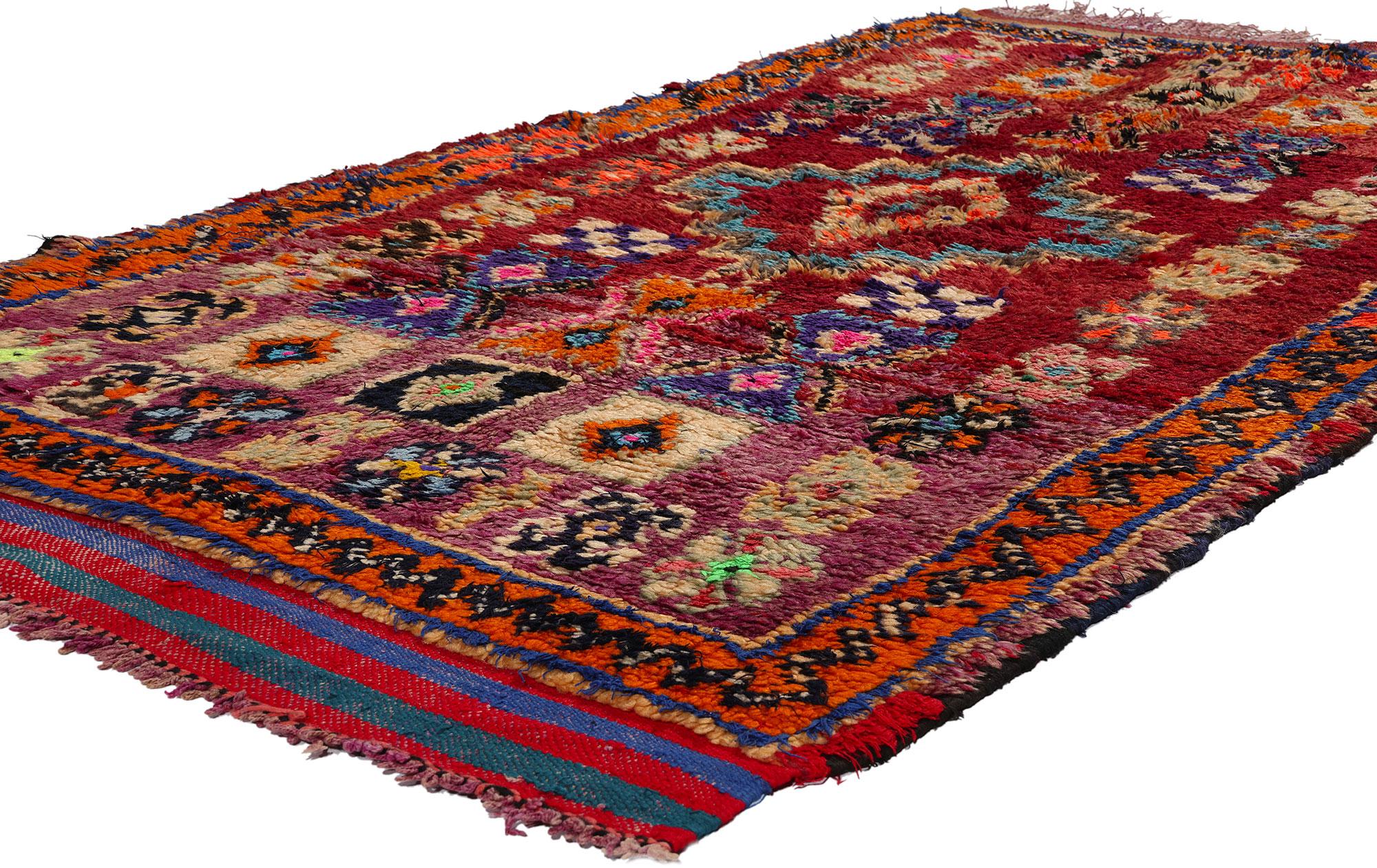 21780 Vintage Rot Talsint Marokkanischer Teppich 03'10 x 07'09. Lassen Sie sich von der betörenden Kunstfertigkeit dieses handgeknüpften marokkanischen Talsint-Teppichs aus roter Wolle verzaubern, der seine Geschichte in der mystischen Region Figuig