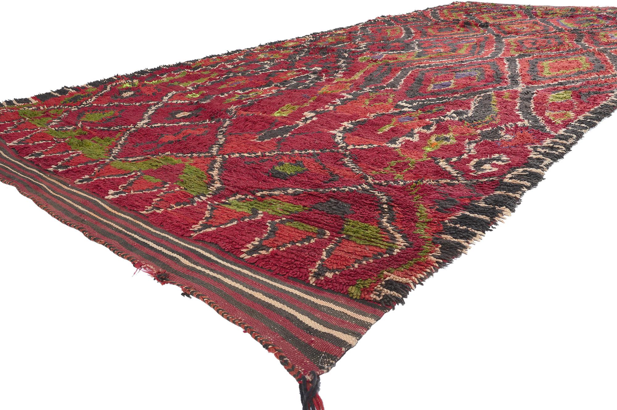 20647 Tapis marocain Vintage Red Talsint, 06'00 x 14'05. Émerveillez-vous devant l'art enchanteur de ce tapis marocain Talsint vintage en laine noué à la main, originaire de la région de Figuig dans le nord-est du Maroc, également connue sous le nom