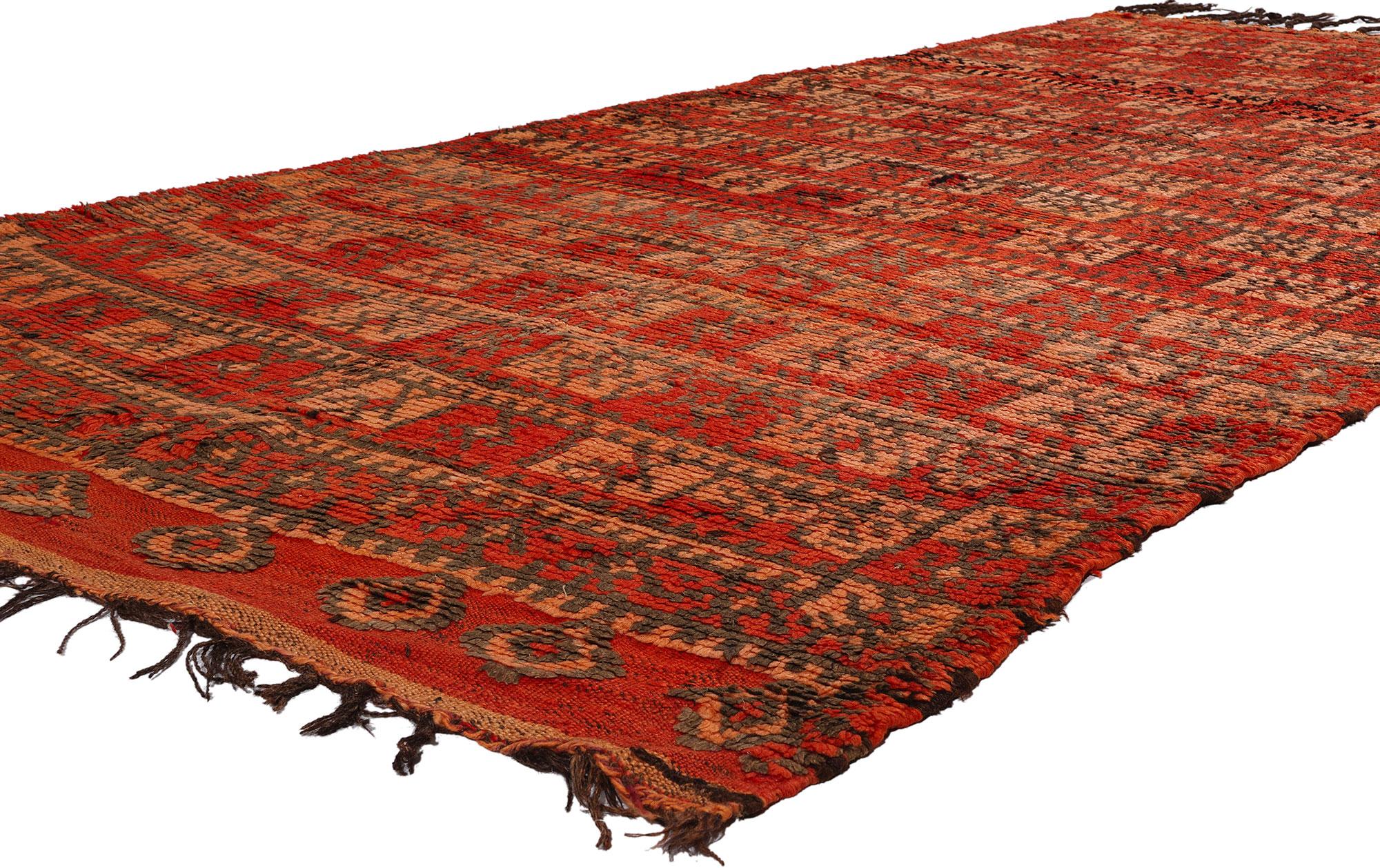 21791 Vintage Red Talsint Marokkanischer Teppich, 05'03 x 11'00. Begeben Sie sich auf eine bezaubernde Odyssee, die von der fesselnden Geometrie dieses sorgfältig gefertigten marokkanischen Vintage-Talsint-Teppichs geleitet wird. Dieser Schatz aus