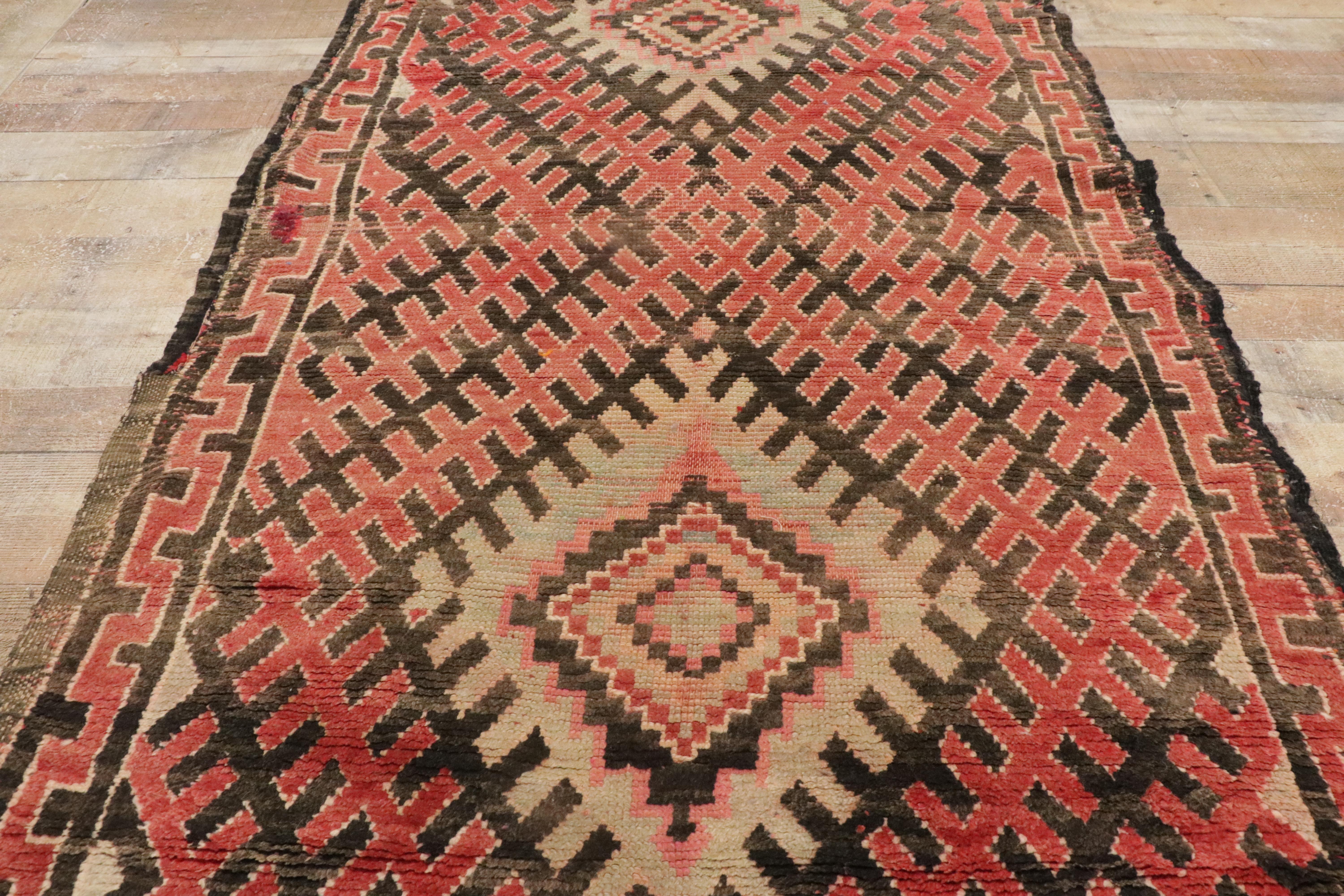 Tapis marocain Talsint, mi-siècle moderne rencontre l'enchantement tribal en vente 3
