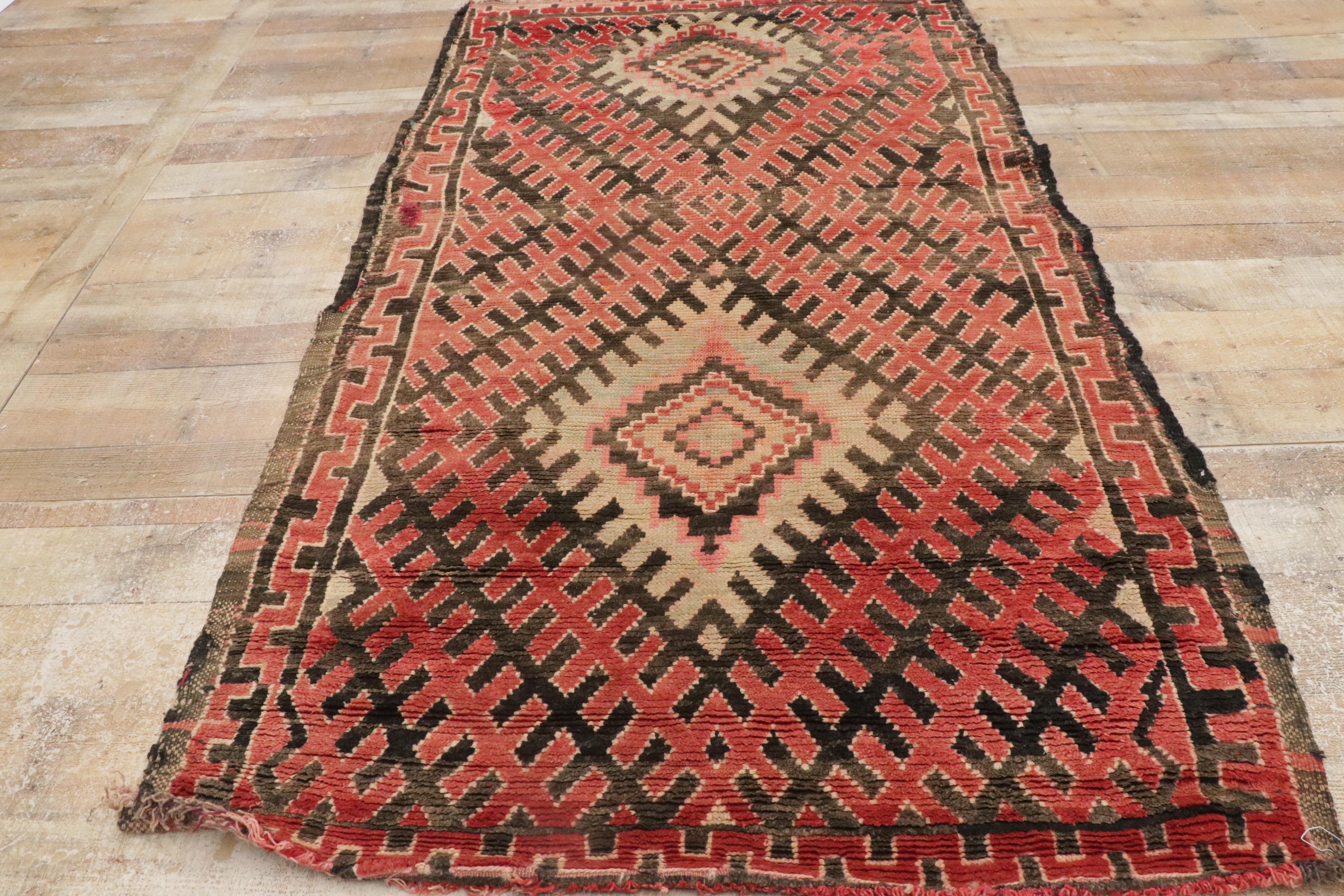 Tapis marocain Talsint, mi-siècle moderne rencontre l'enchantement tribal en vente 4