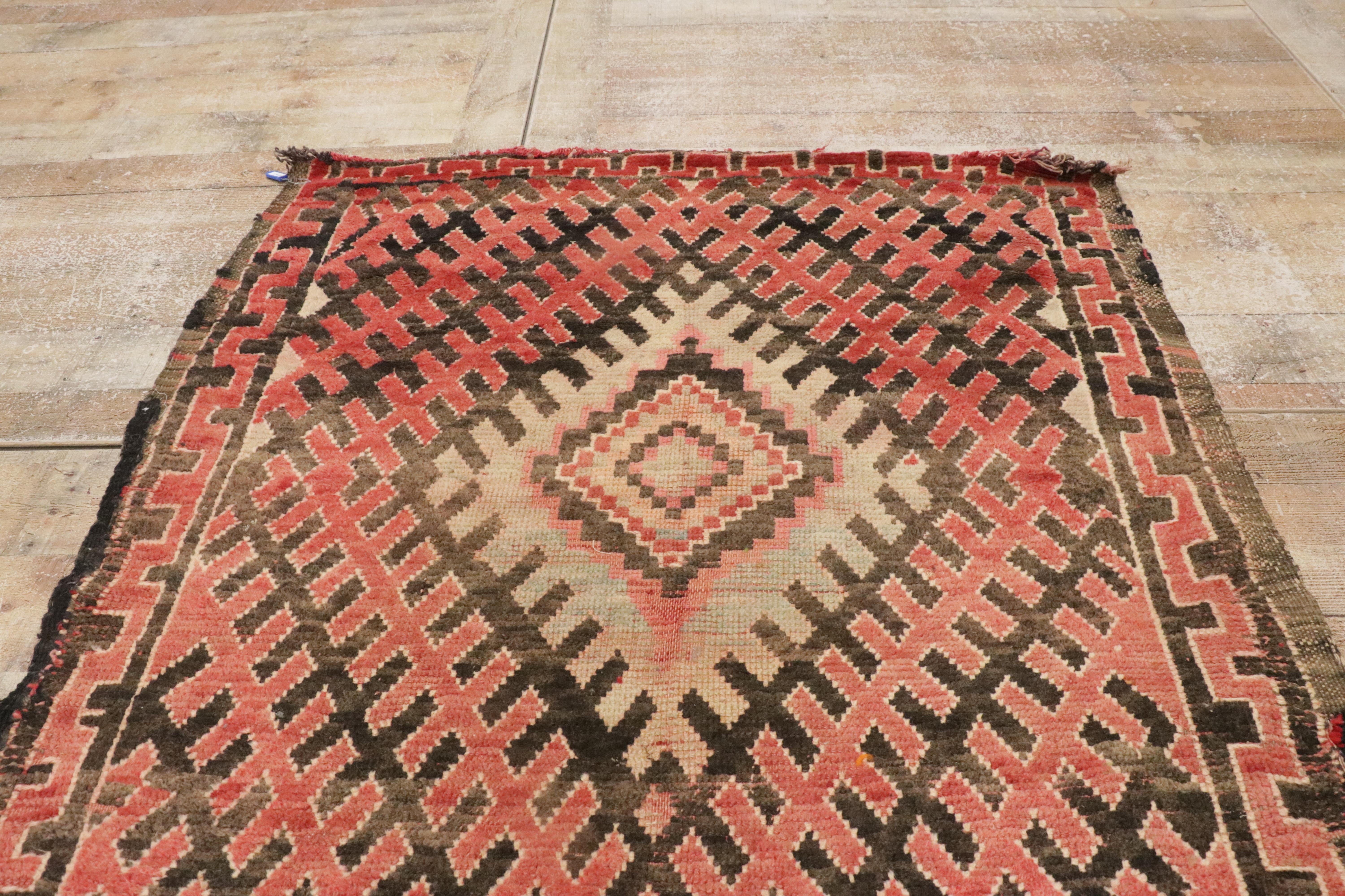 Tapis marocain Talsint, mi-siècle moderne rencontre l'enchantement tribal en vente 5