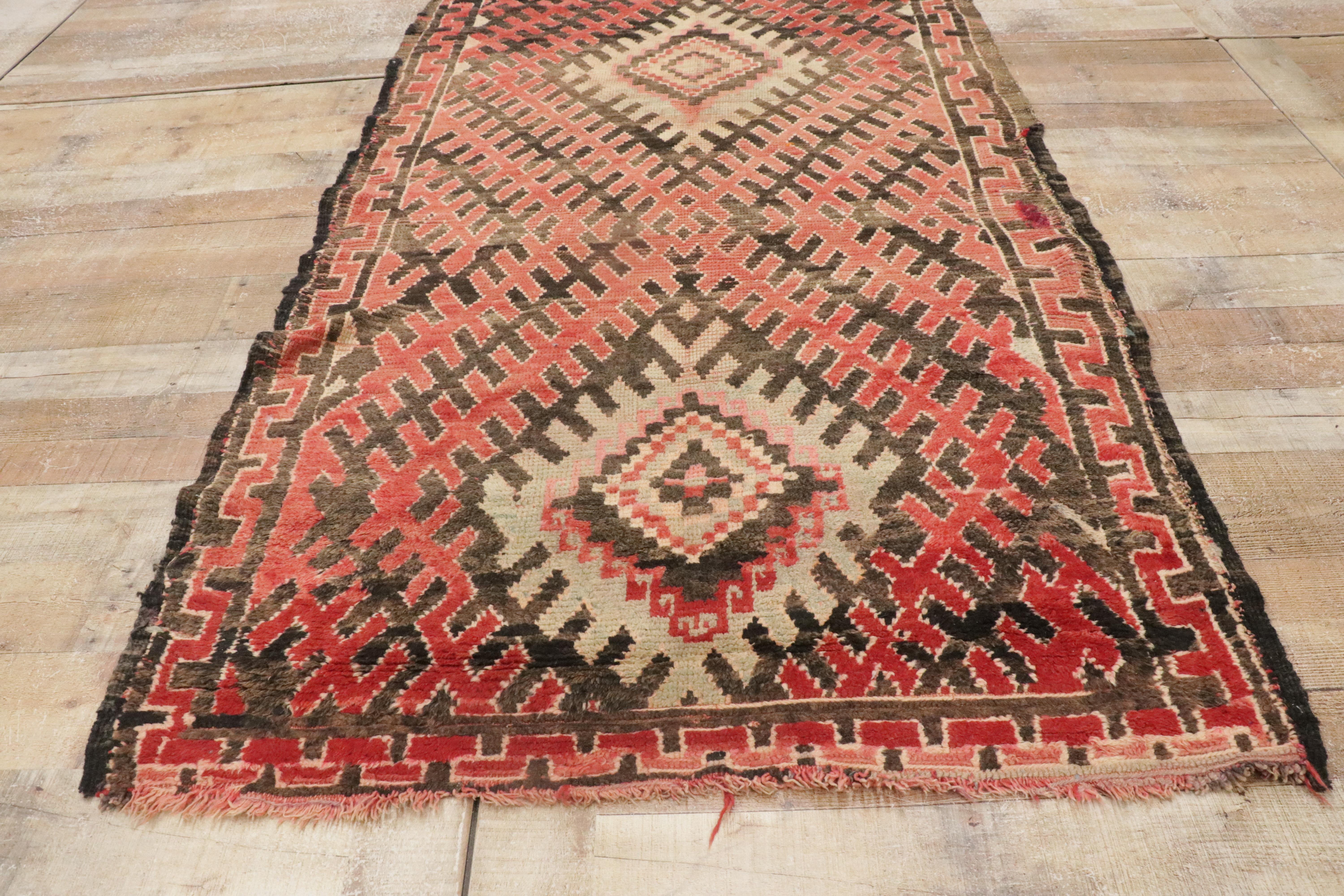 Tapis marocain Talsint, mi-siècle moderne rencontre l'enchantement tribal en vente 6