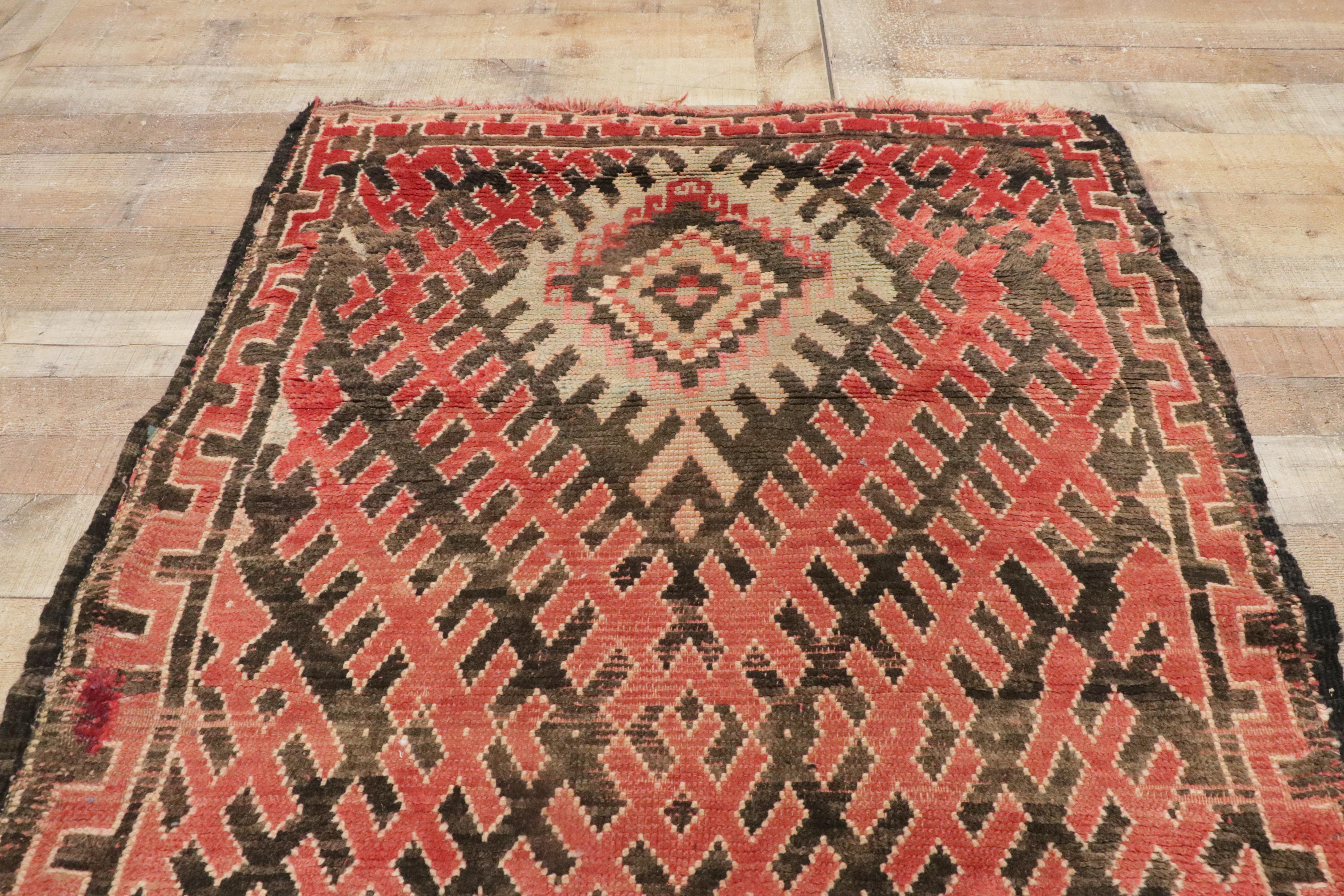 Tapis marocain Talsint, mi-siècle moderne rencontre l'enchantement tribal en vente 7