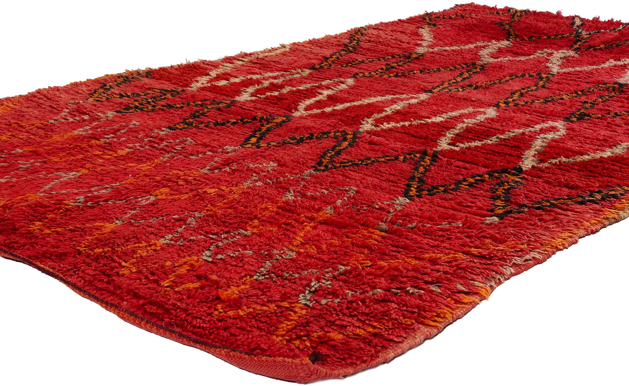 21758 Tapis marocain Vintage Red Talsint, 04'07 x 07'09. Découvrez le savoir-faire captivant de ce tapis marocain Talsint rouge vintage en laine nouée à la main, provenant de la région de Figuig au nord-est du Maroc, également connue sous le nom