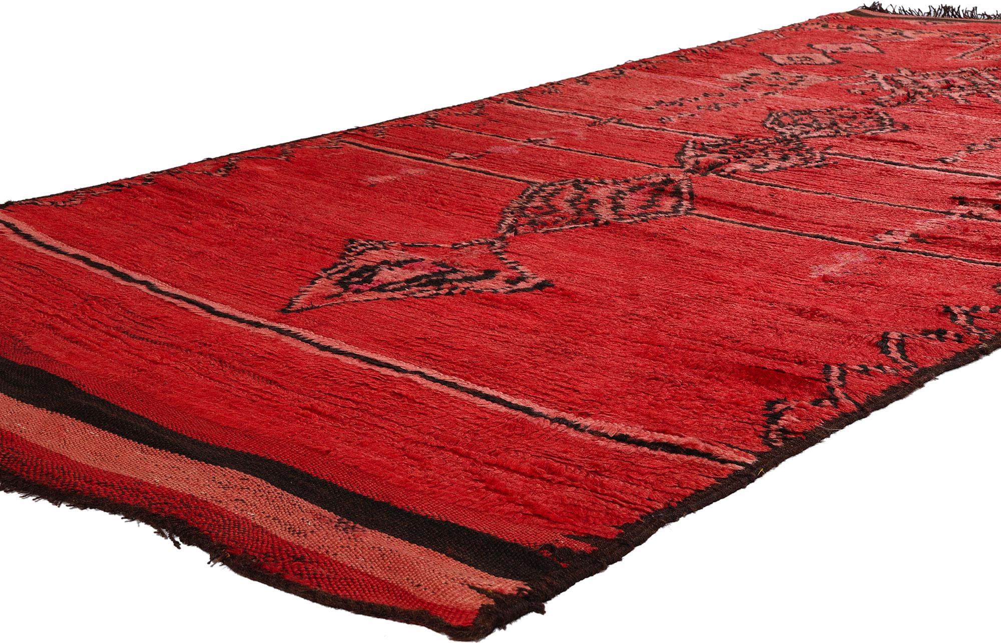 21809 Vintage Red Talsint Marokkanischer Teppich, 04'06 x 11'04. Tauchen Sie ein in die fesselnde Opulenz dieses handgeknüpften marokkanischen Teppichs aus roter Talsint-Wolle, der aus der lebhaften Region Figuig im Nordosten Marokkos stammt, die