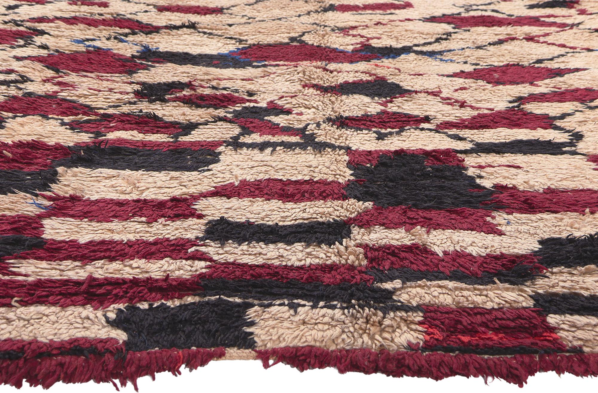Mid-Century Modern Tapis marocain Talsint, l'enchantement tribal rencontre l'expressionnisme abstrait en vente