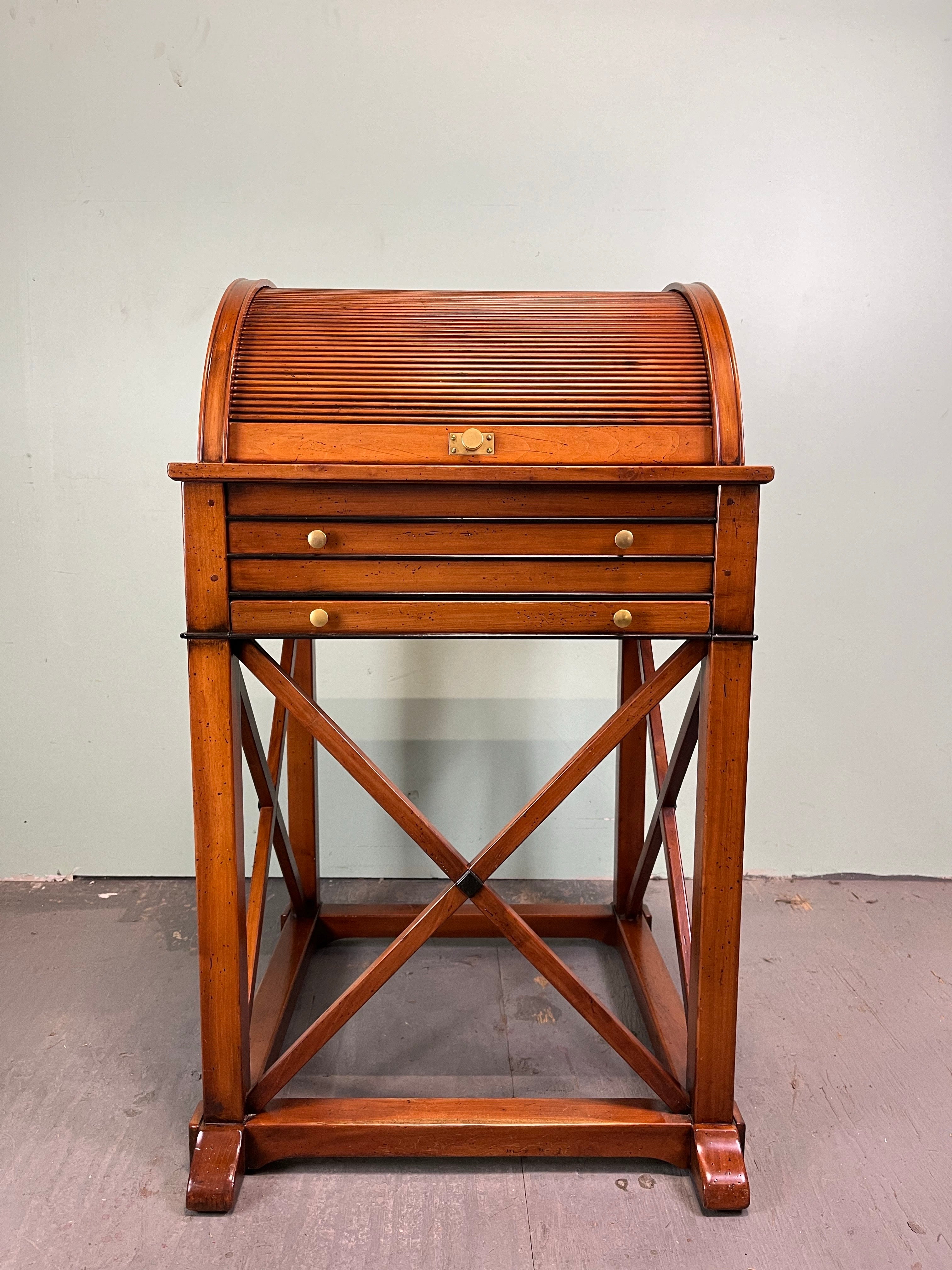 Eccezionale mobile bar o mobile per liquori con piano in tamburo. Design unico con fodera a strisce di tenda da sole. Il tamburo si apre per esporre una zona di servizio che include 2 superfici in marmo per le bevande, un portabottiglie o un