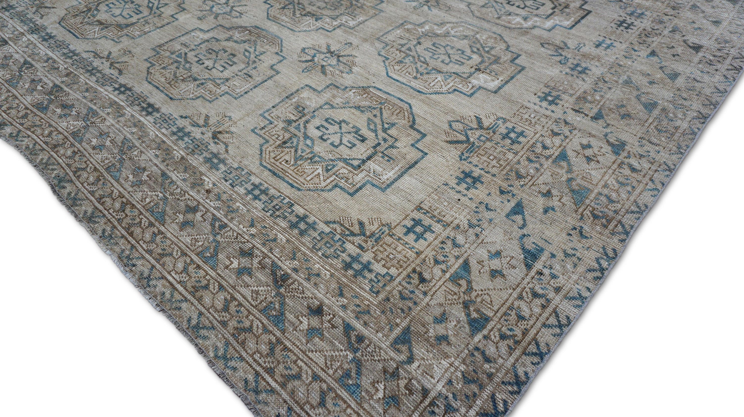 Dieser Teppich aus handgesponnener Wolle hat einen strukturierten Flor, der sowohl langlebig als auch einladend ist. Das Design besteht aus einer Reihe großer, geometrischer Medaillons, die in präziser Symmetrie gewebt sind. Das zentrale Feld