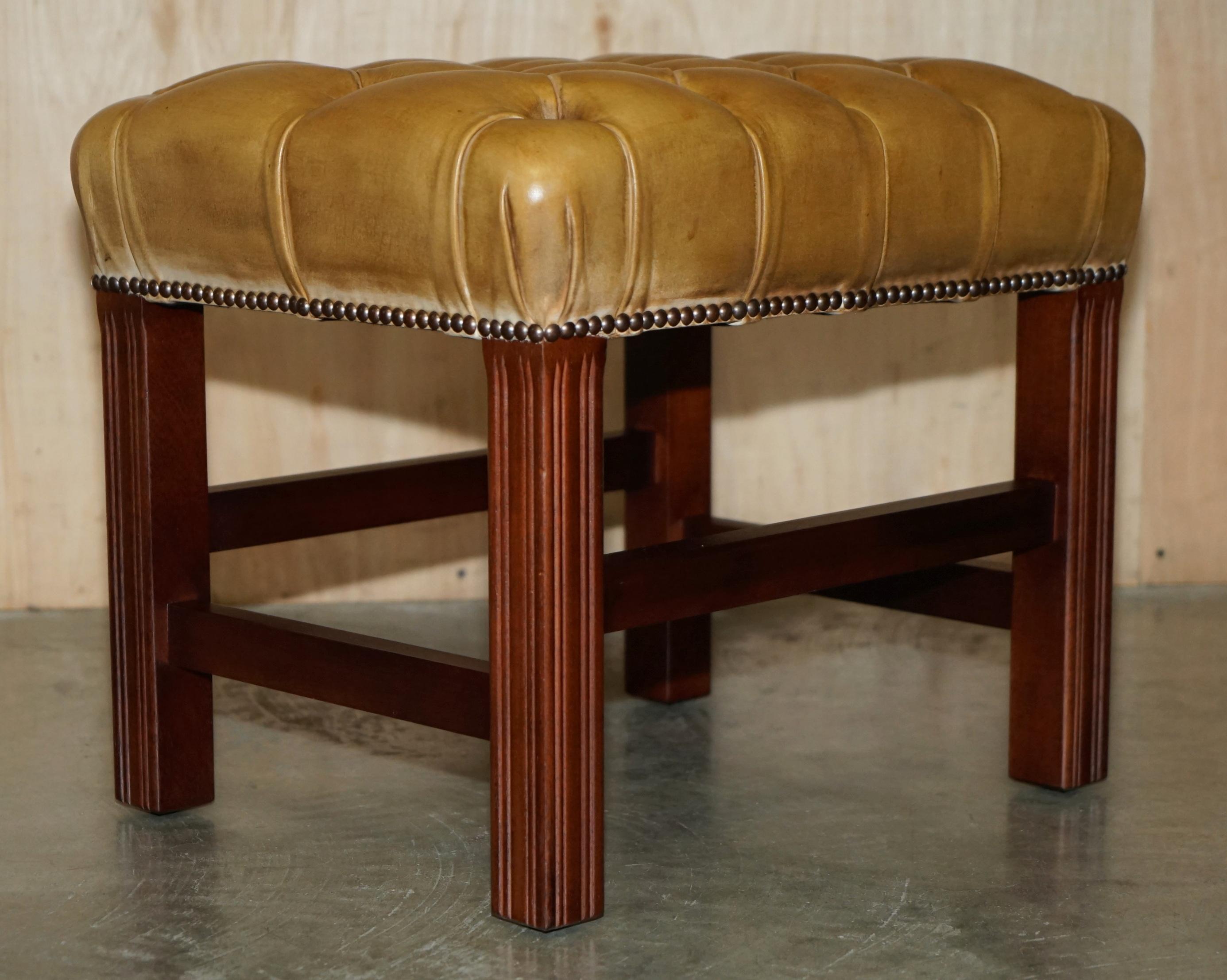 20th Century VINTAGE TAN BROWN LEATHER CHESTERFIELD TUFTED BARON FOOTSTOOL PART OF SUiTE For Sale