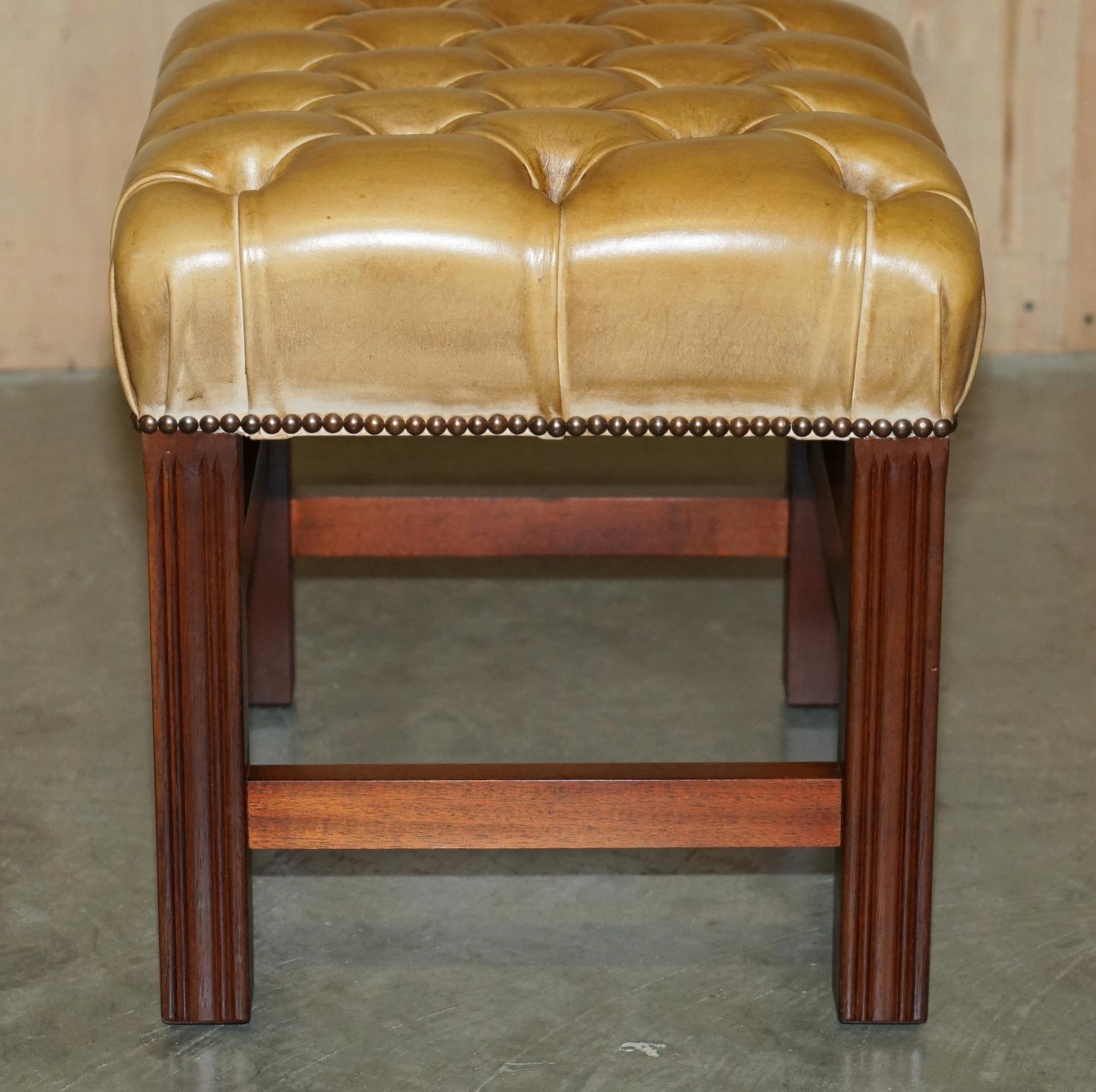 20ième siècle VINTAGE ROBE EN CUIR MARRON FESTERFIELD TUFTED BARON FOOTSTOOL PART OF SUiTE en vente