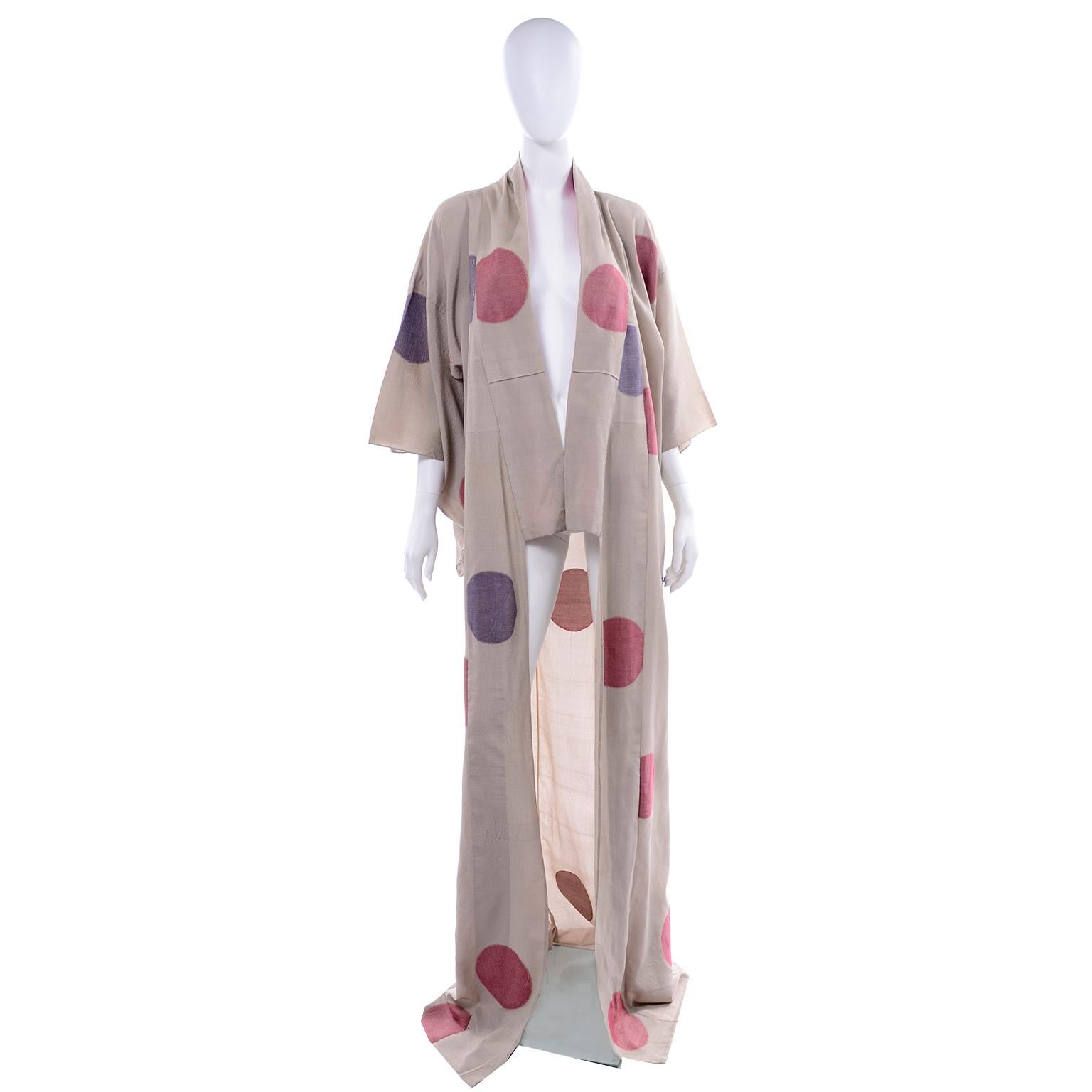 Vintage Tan Kimono mit lila und roten Kreisen und Punkten aus Lamé & rosa Futter (Braun) im Angebot