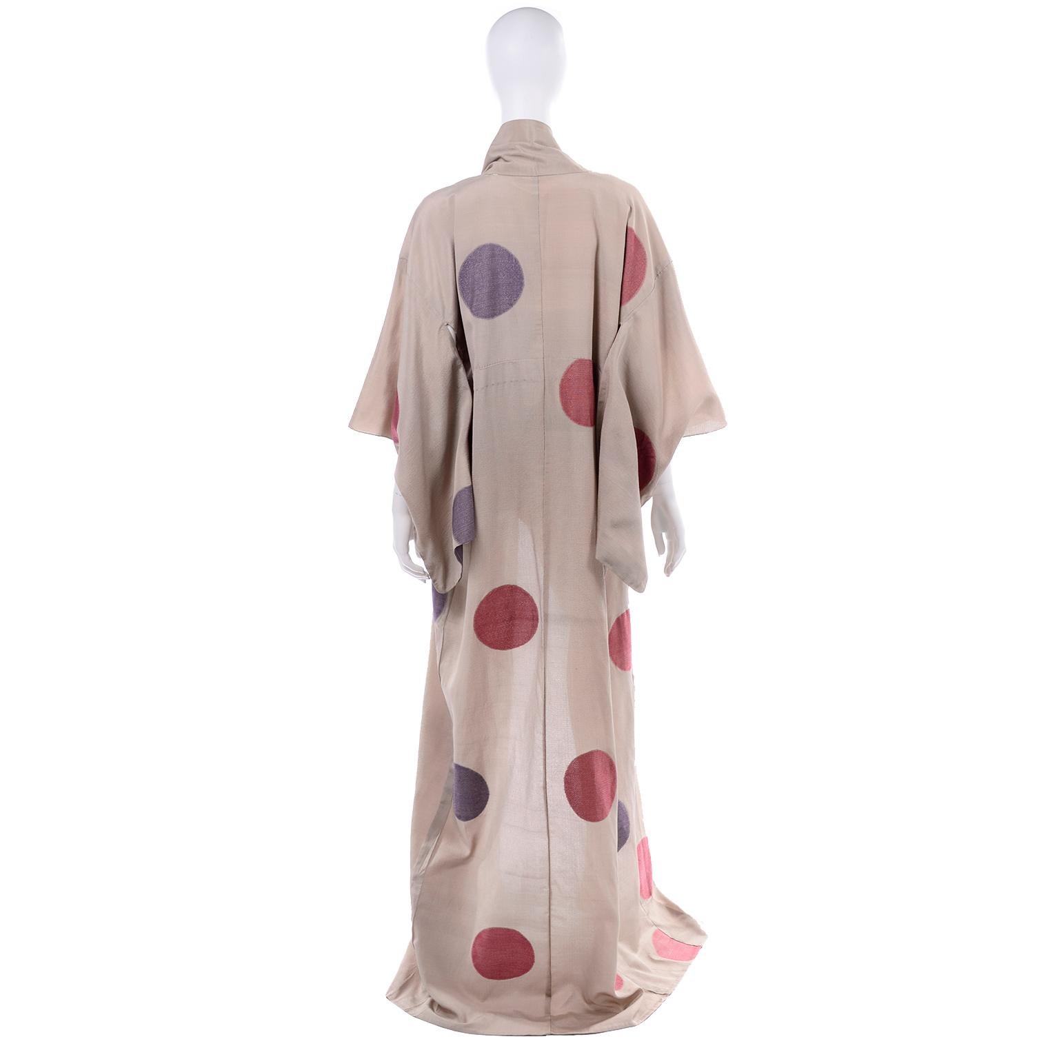 Vintage Tan Kimono mit lila und roten Kreisen und Punkten aus Lamé & rosa Futter im Zustand „Gut“ im Angebot in Portland, OR