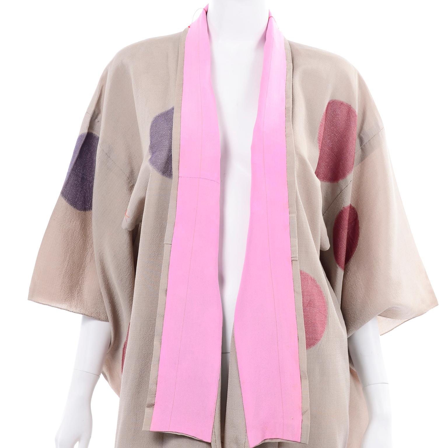 Vintage Tan Kimono mit lila und roten Kreisen und Punkten aus Lamé & rosa Futter für Damen oder Herren im Angebot