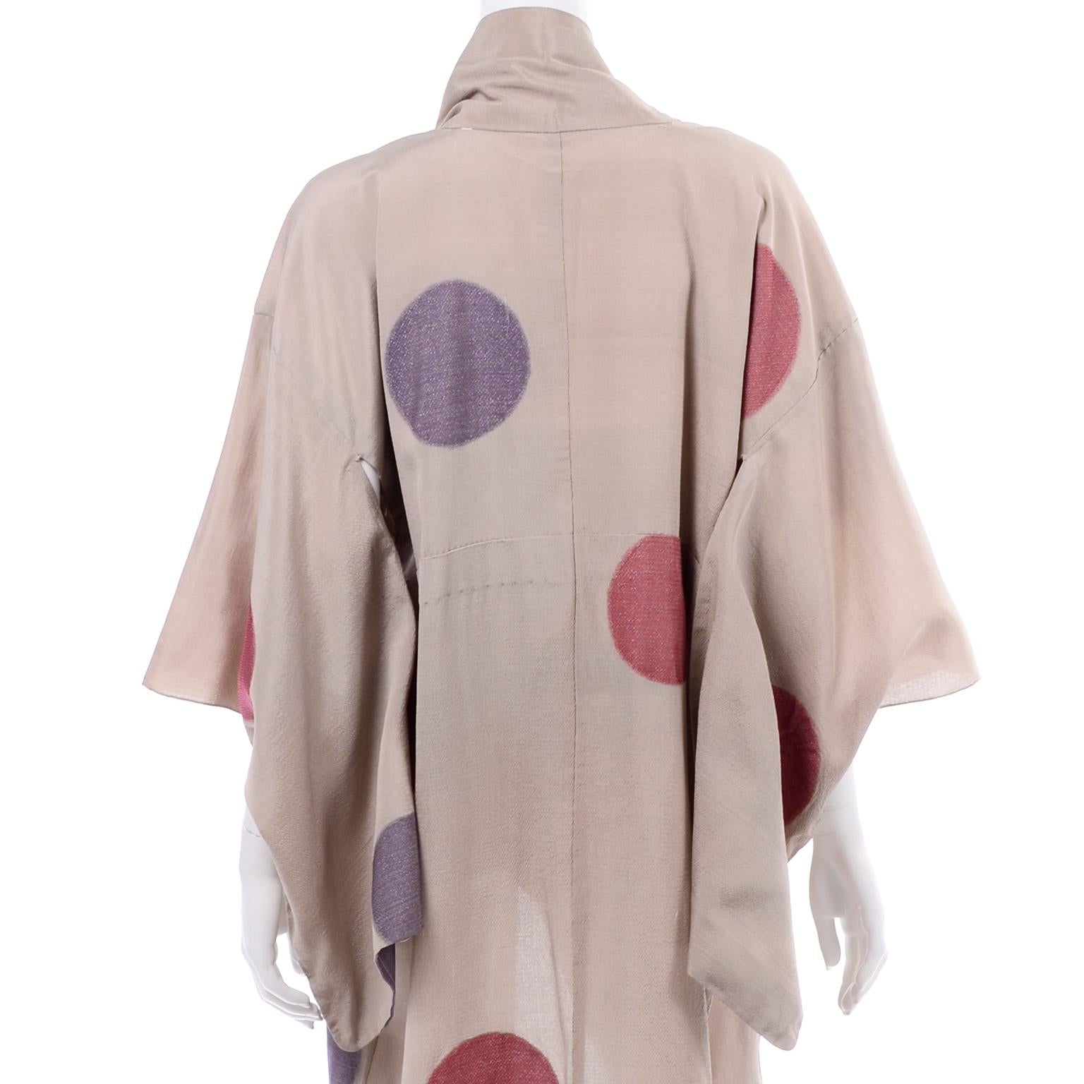 Vintage Tan Kimono mit lila und roten Kreisen und Punkten aus Lamé & rosa Futter im Angebot 2
