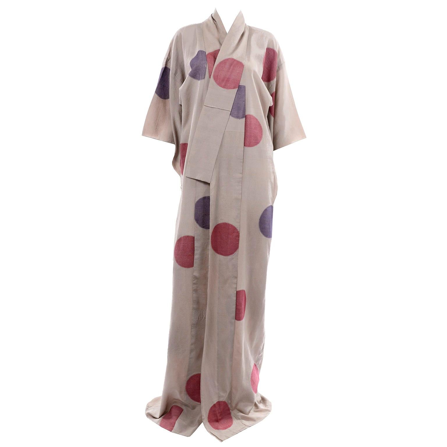 Vintage Tan Kimono mit lila und roten Kreisen und Punkten aus Lamé & rosa Futter im Angebot