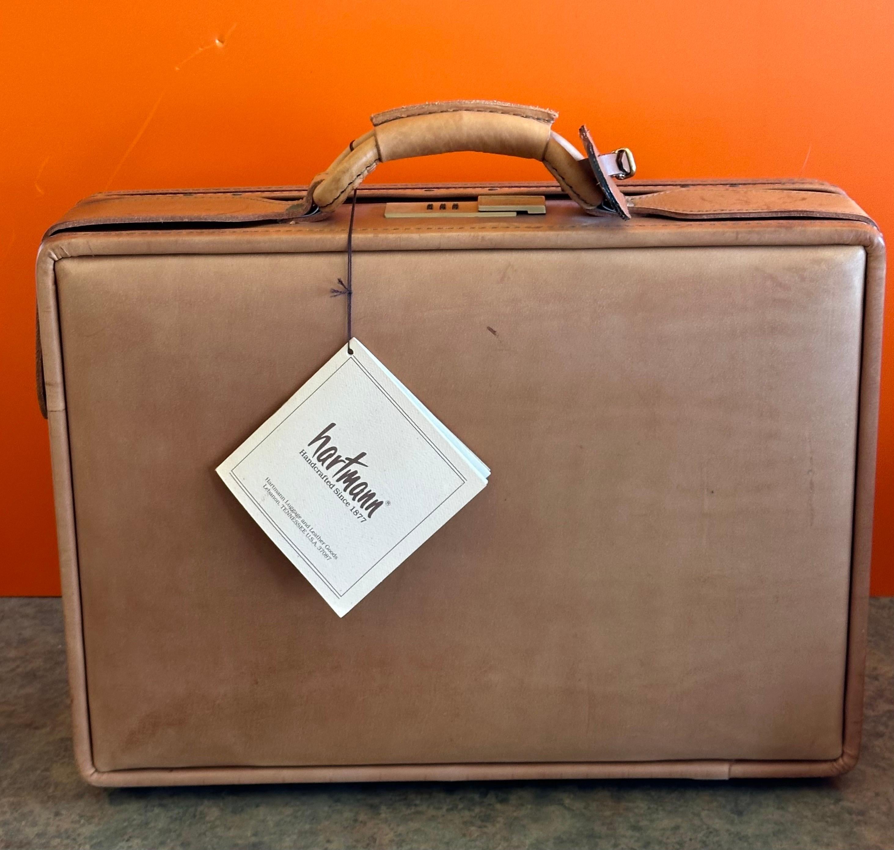 Valigetta in pelle tan modello AB9 di Hartmann - New Old Stock In condizioni buone in vendita a San Diego, CA