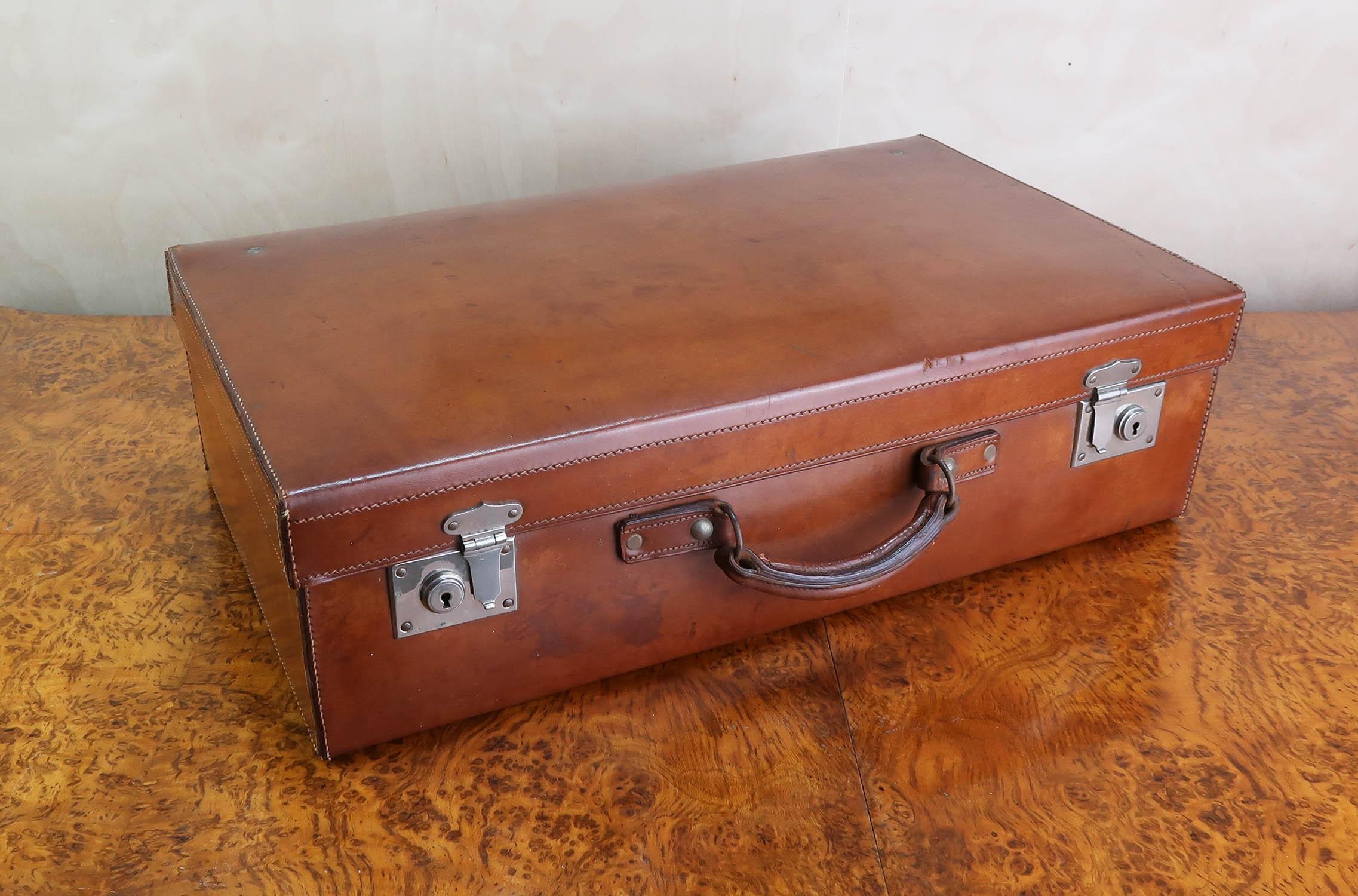 Lovely tan leather suitcase

Superb colour of leather

In very good condition

No makers marks

Clean canvas interior

Original patina to the nickel plated brass hardware

Weighs 10 pounds. ( 4.3 kg )

Free UK shipping