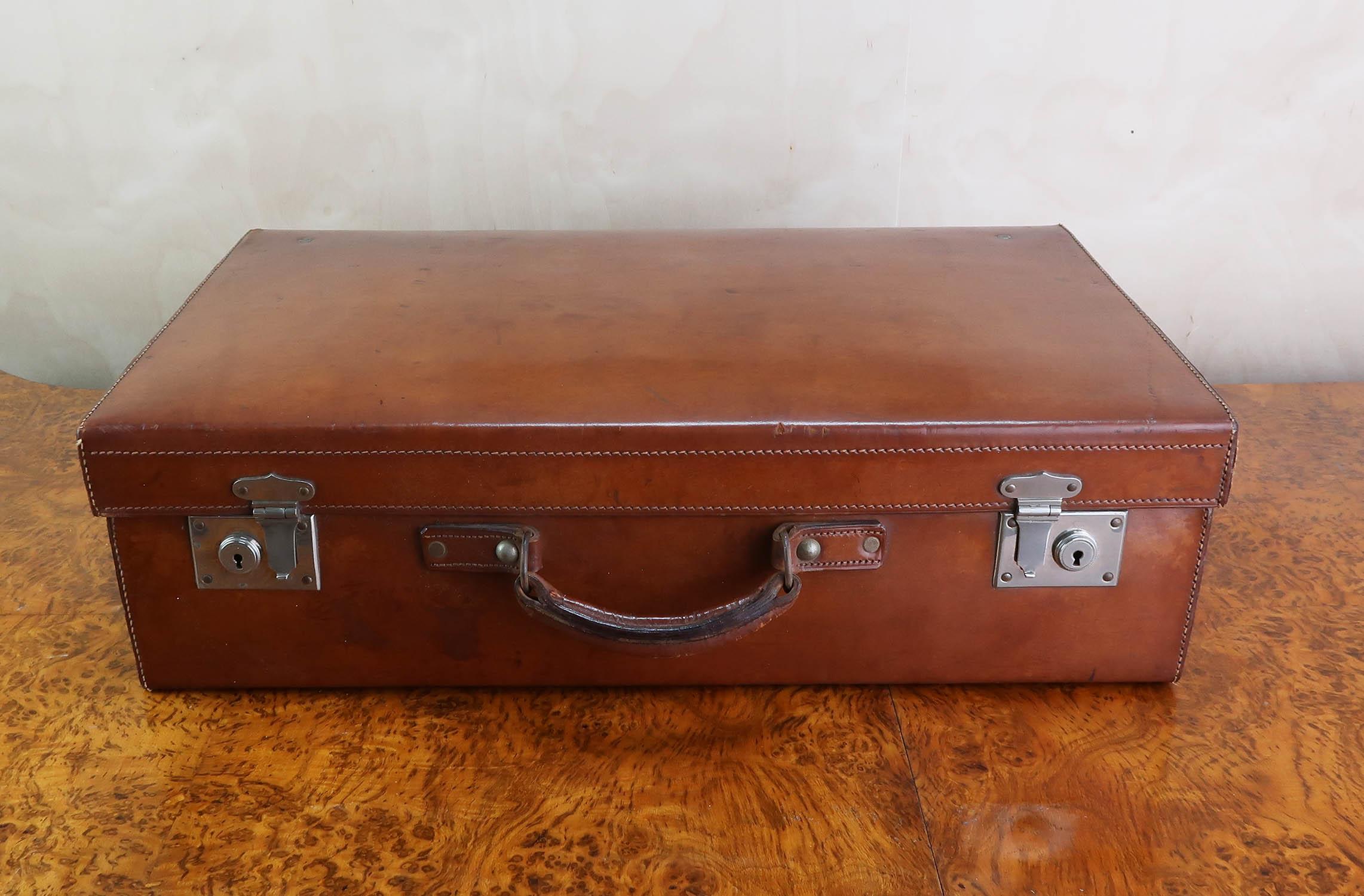 Edwardian Vintage Tan Leather Suitcase. English C.1920 For Sale