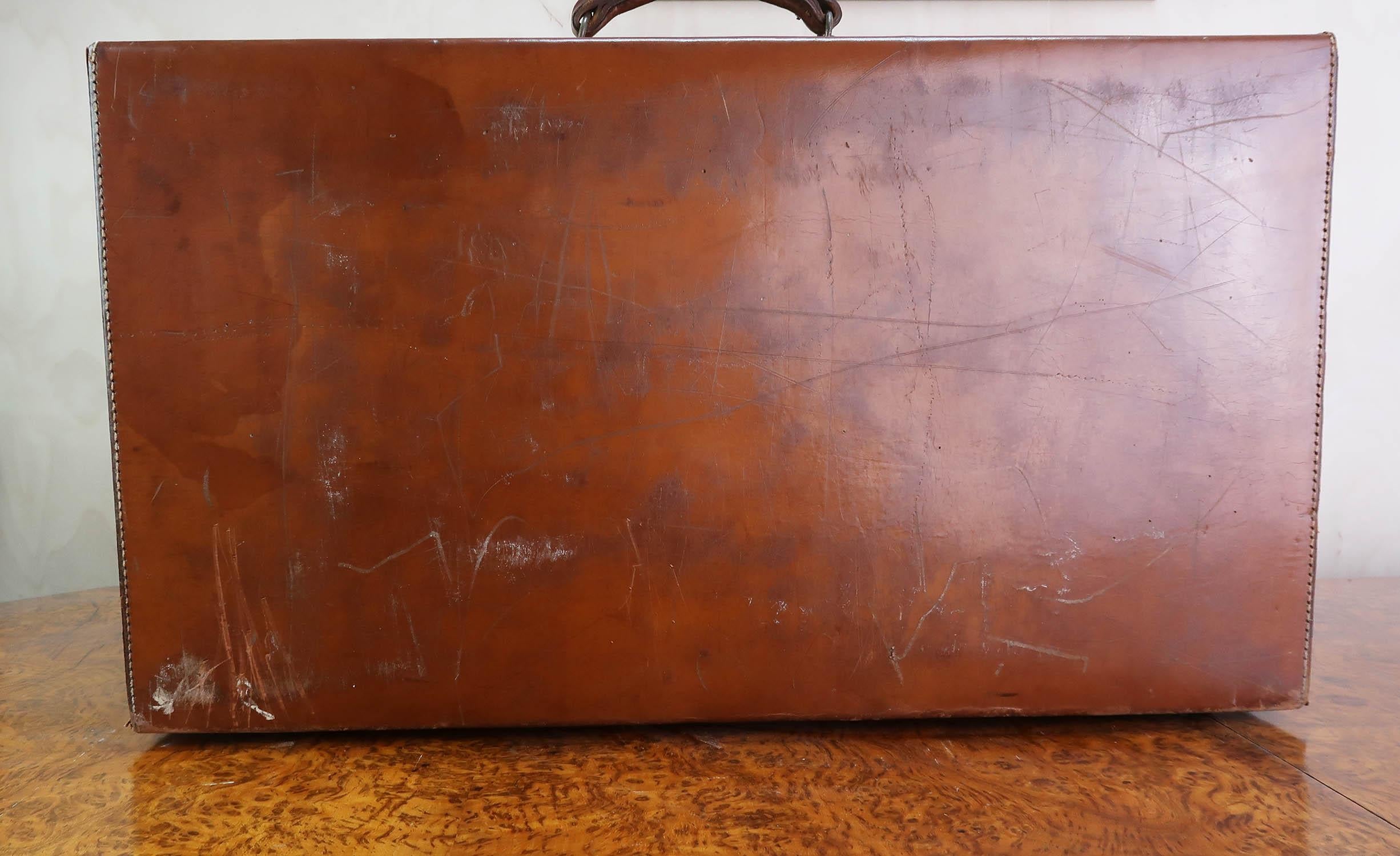 Early 20th Century Vintage Tan Leather Suitcase. English C.1920 For Sale