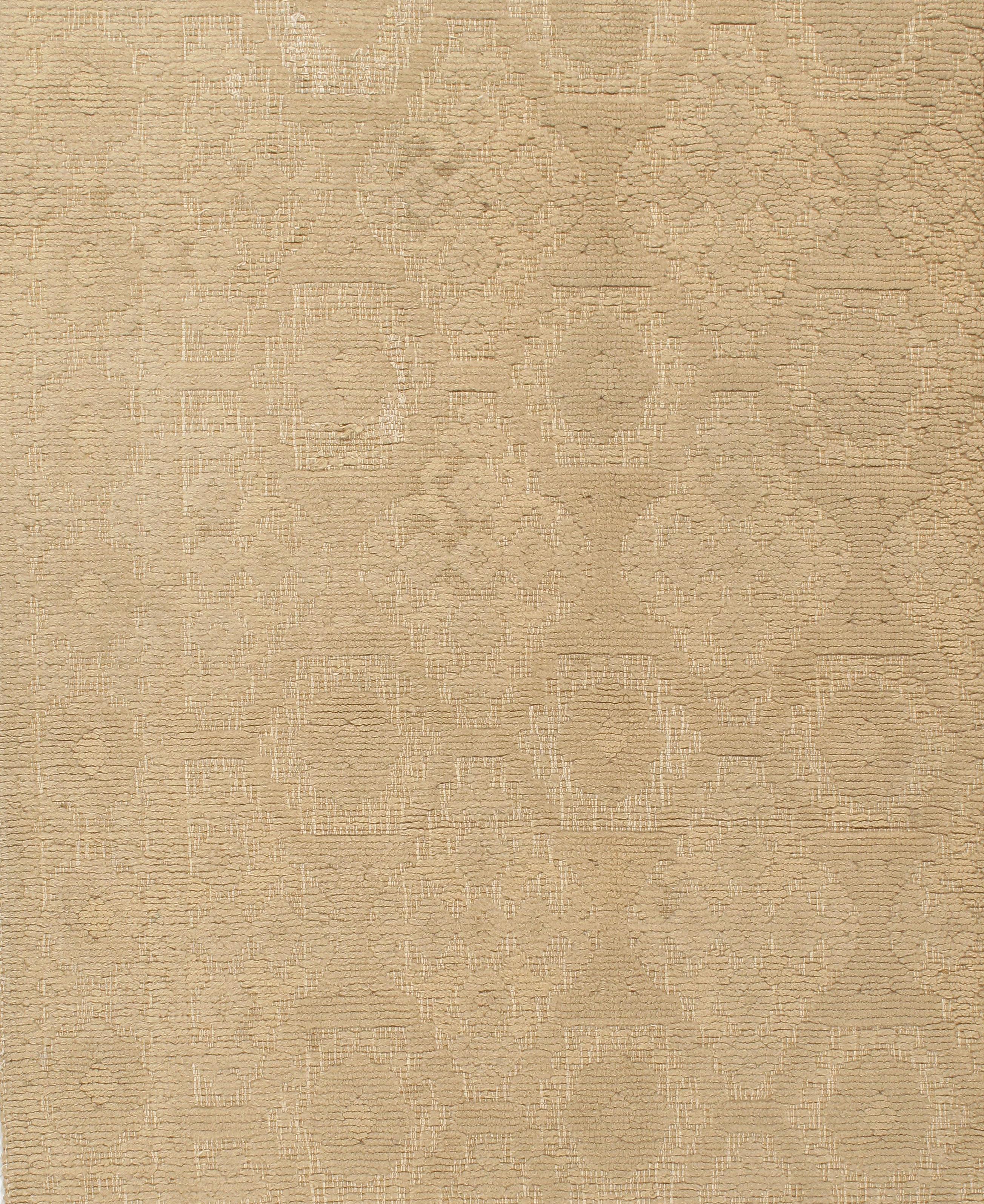 7' x 9'2. Charakter, Tradition, Muster und Farben treffen in diesem schönen spanischen Vintage-Teppich zusammen, der mit einer Textur aus Hoch- und Niederflor handgewebt ist.