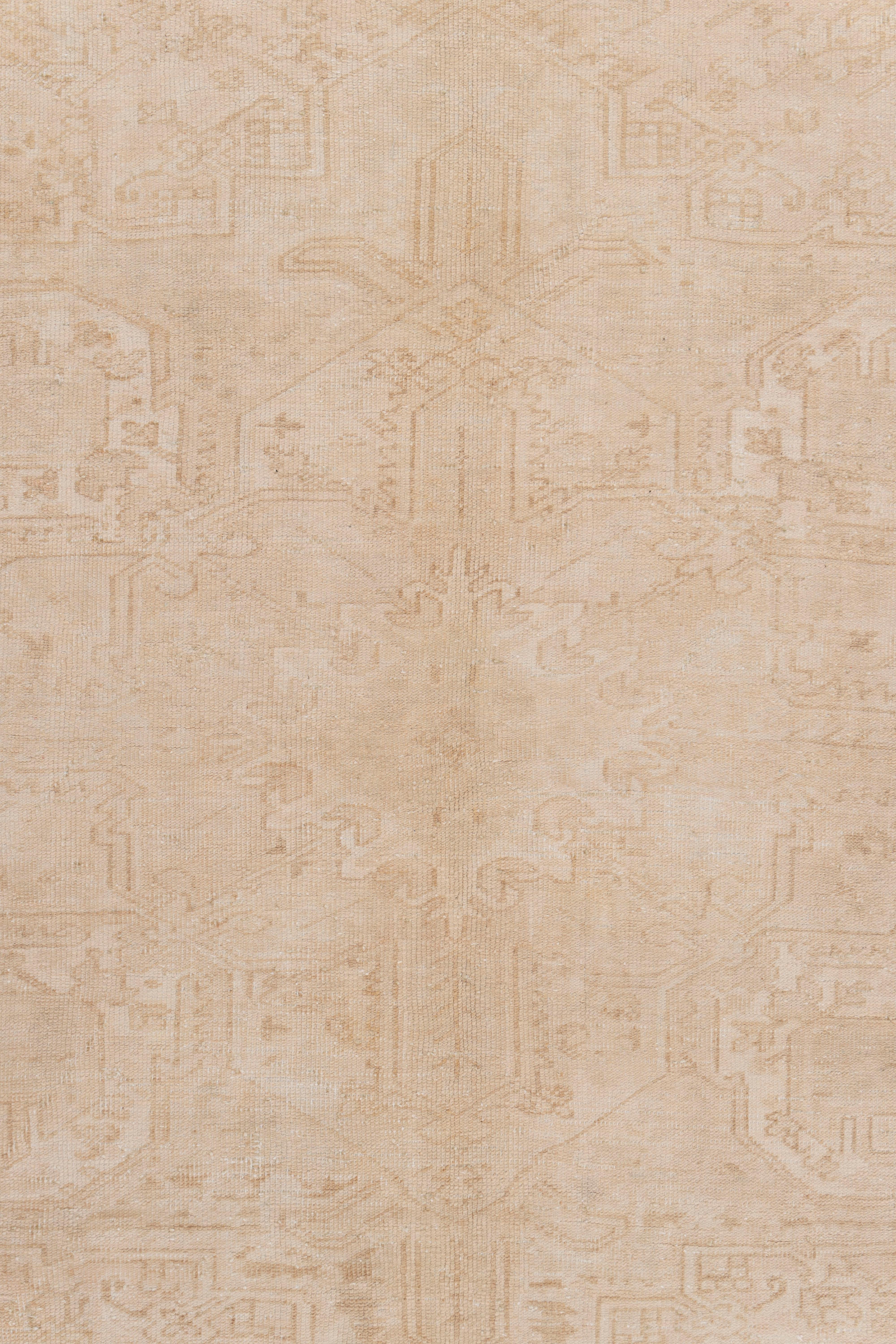 10' X 12'5. Die traditionellen Heriz-Teppiche, die sowohl modisch als auch sammelwürdig sind, werden gekonnt in betonten geometrischen Mustern gewebt. Dieser Teppich hat einen ganz eigenen Charakter mit sanften Farben, die ein Gefühl der Entspannung