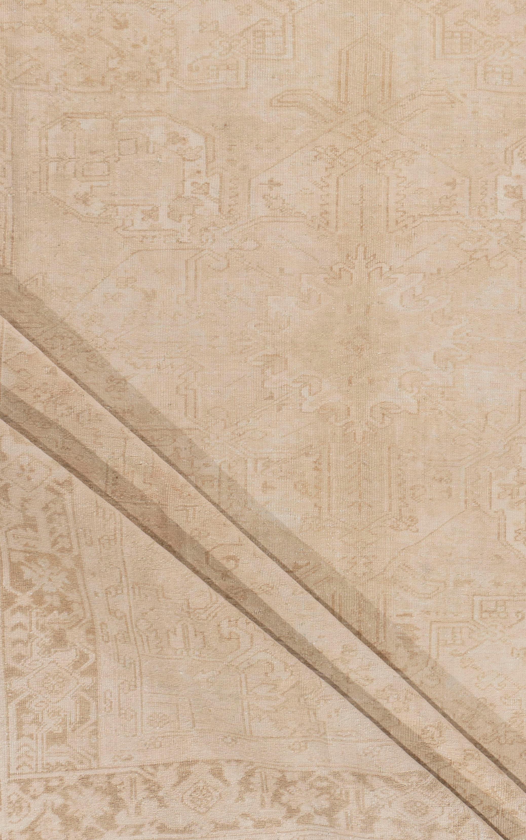 Vintage Tan Gedämpfter Persischer Heriz Teppich 10' X 12'5 im Zustand „Gut“ im Angebot in New York, NY